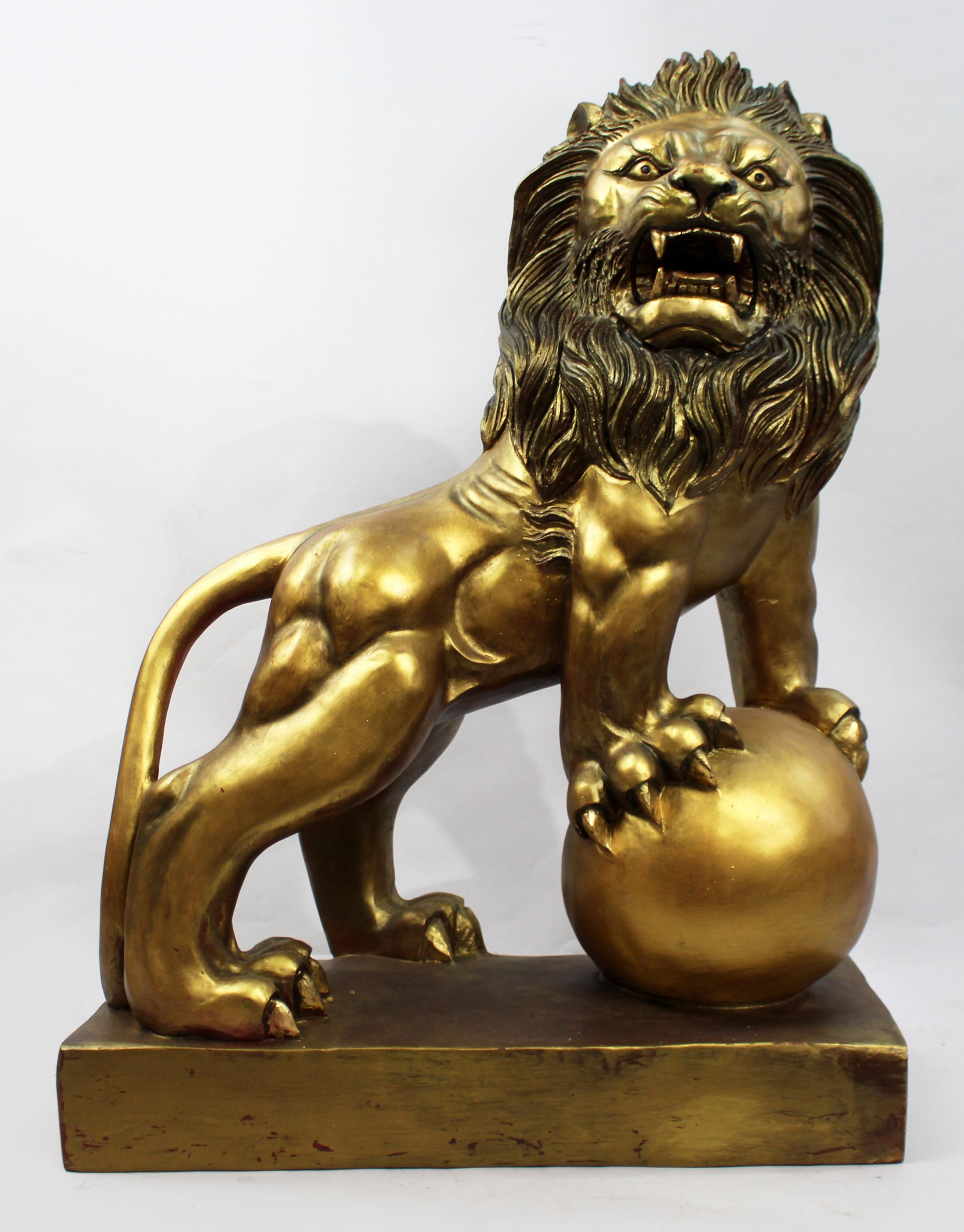 Große brüllende Löwenskulptur mit goldfarbener Oberfläche im Zustand „Gut“ im Angebot in Worcester, GB
