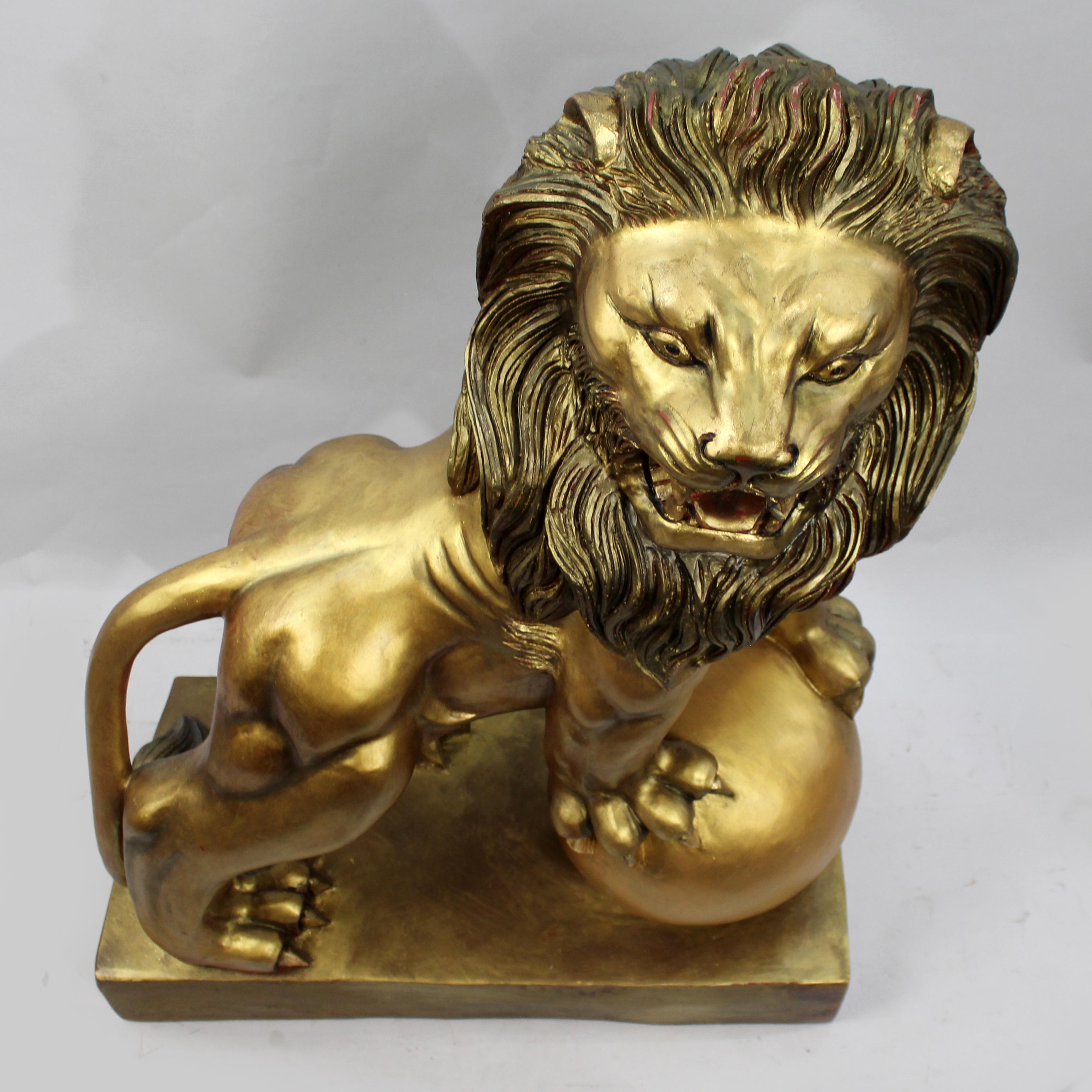 Große brüllende Löwenskulptur mit goldfarbener Oberfläche (20. Jahrhundert) im Angebot