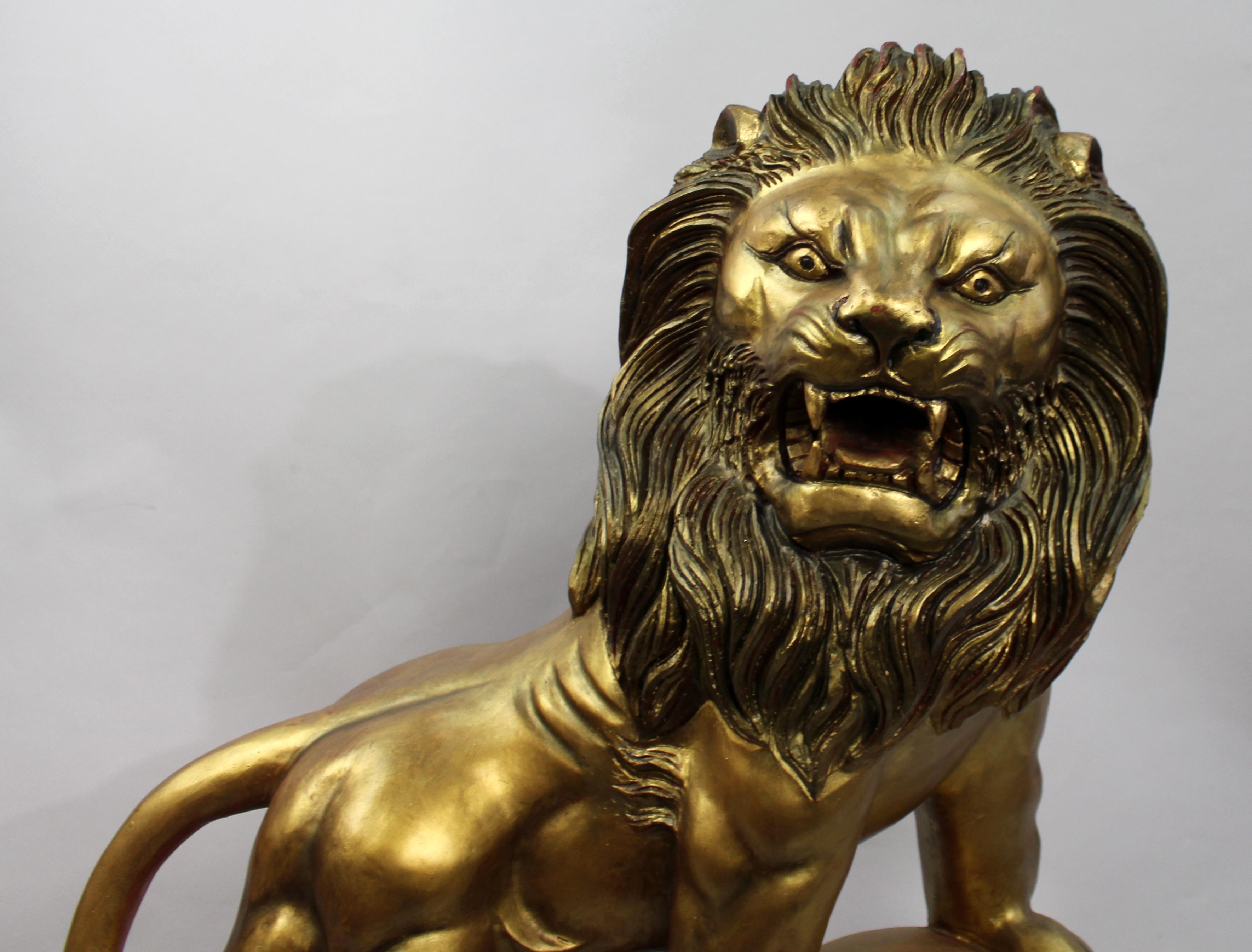 Große brüllende Löwenskulptur mit goldfarbener Oberfläche (Harz) im Angebot