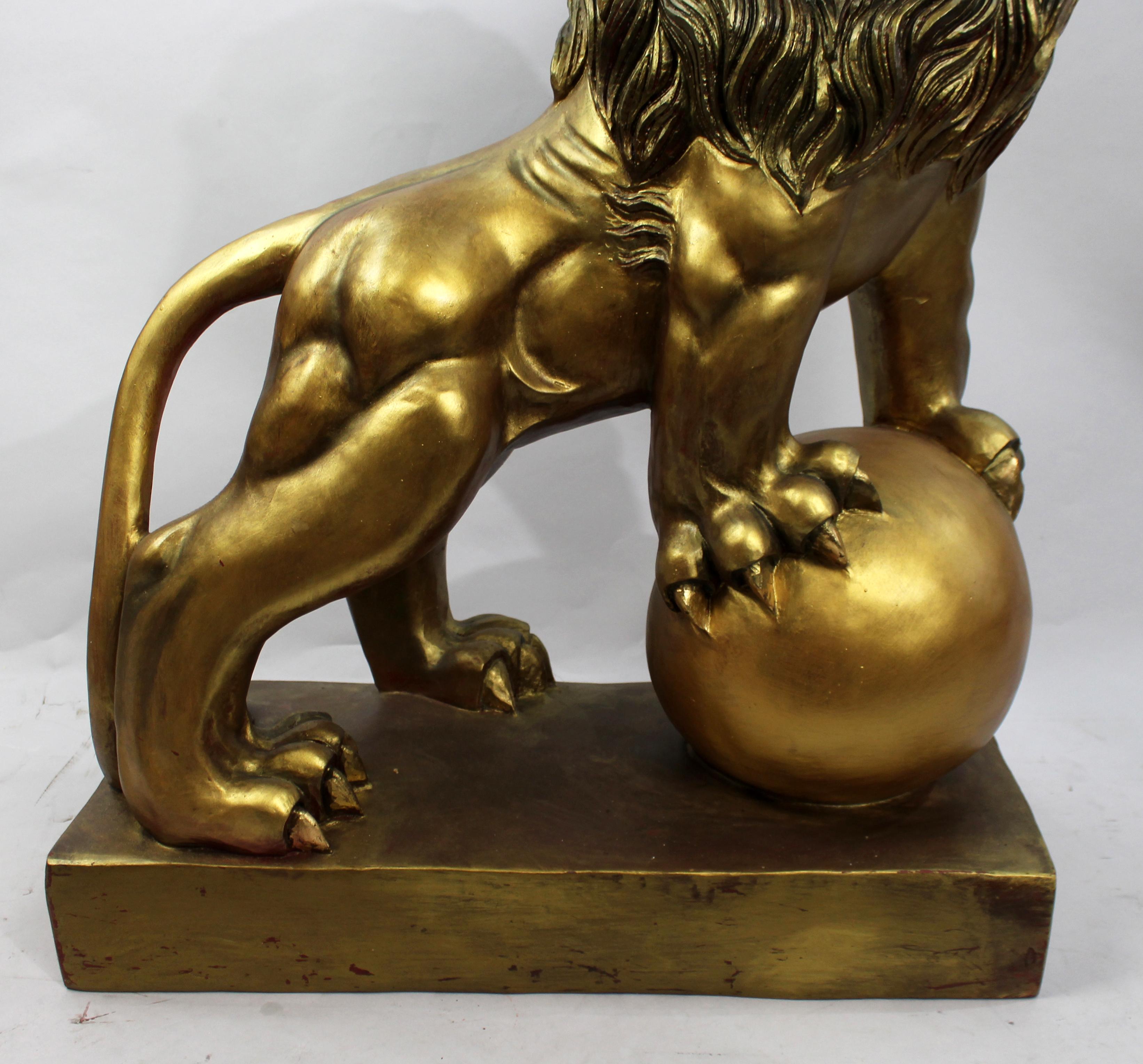 Große brüllende Löwenskulptur mit goldfarbener Oberfläche im Angebot 1