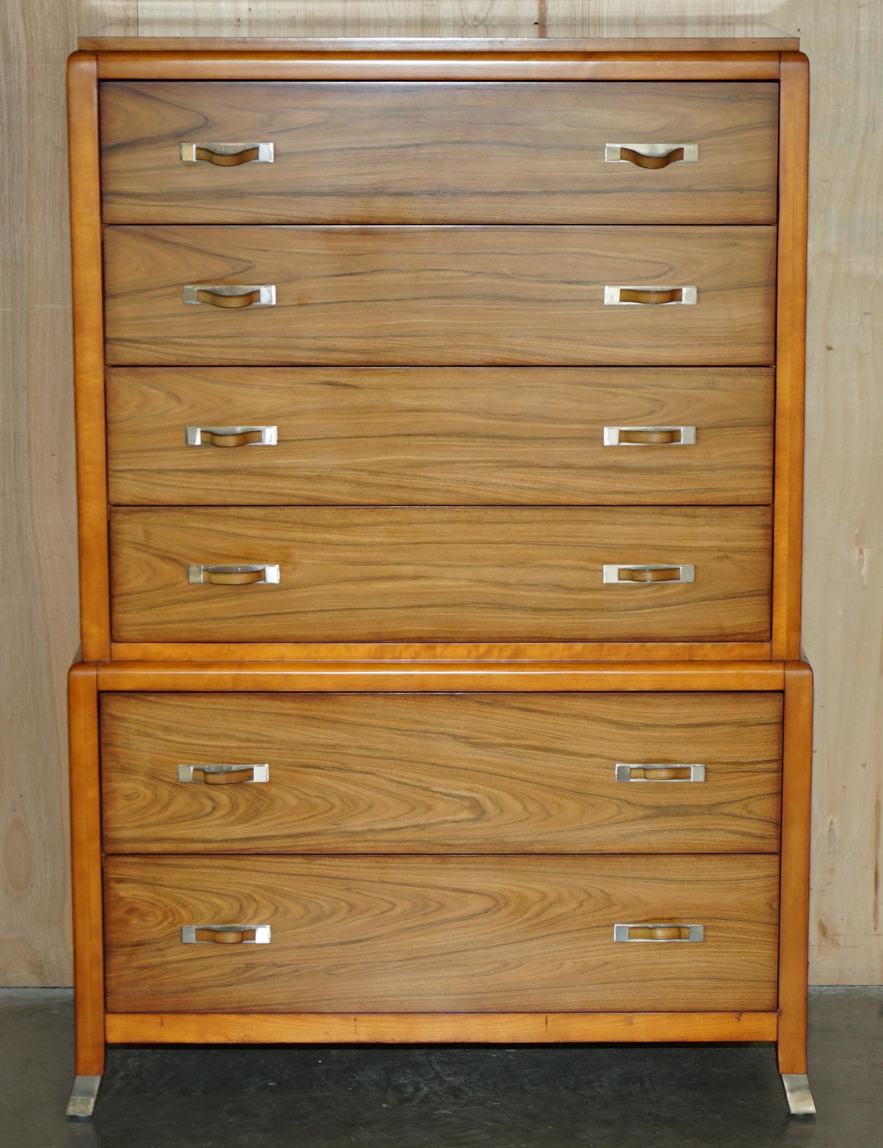 Casa Reale Antiquariato

Royal House Antiques è lieta di offrire in vendita questa splendida cassettiera in noce e palissandro, disegnata da Robert Idol per In-House Design, con maniglie in cromo e pelle, che fa parte di un'ampia suite di cassetti.