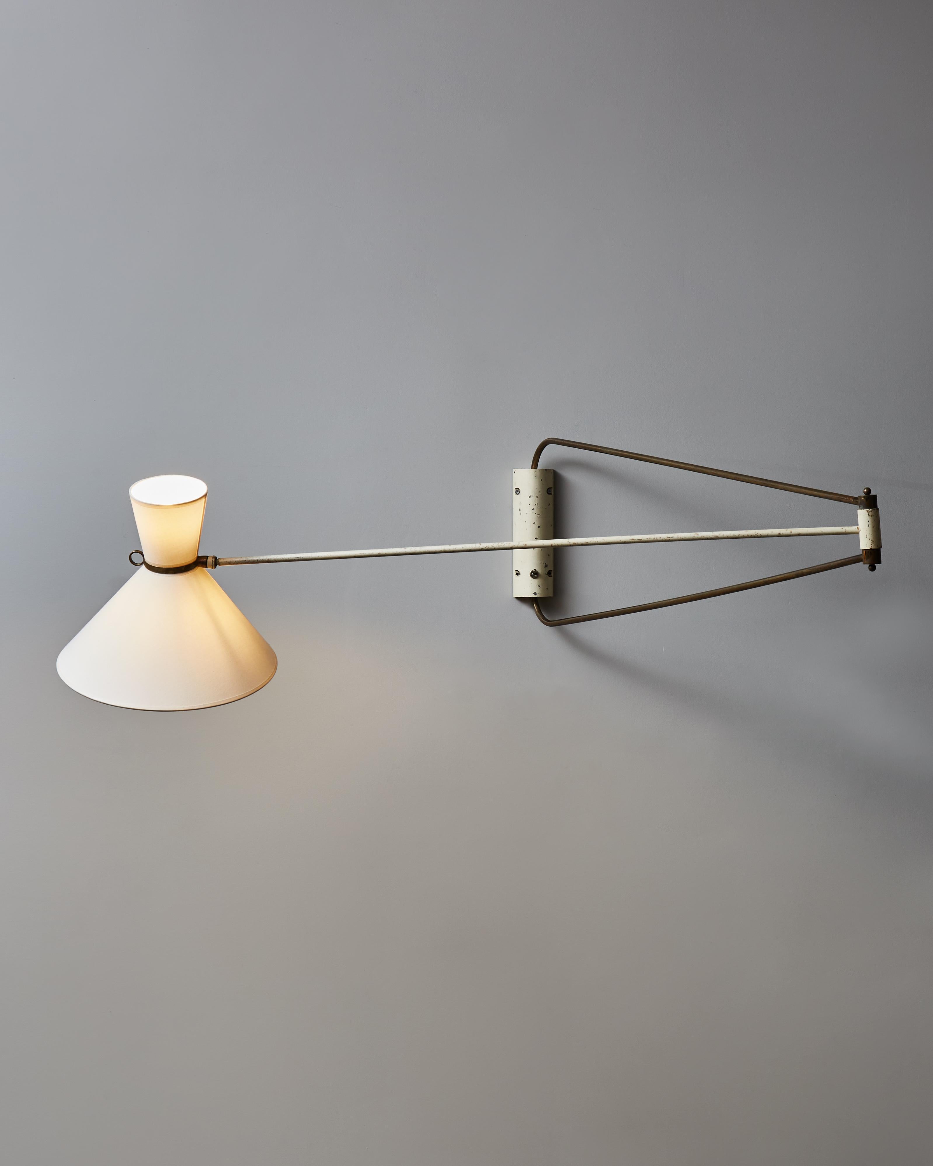 Impressive Robert Mathieu wall sconce made of aluminum and brass arms and fittings and restored tapered shades. Thanks to its different pivoting points and dimensions, the lamp can be adjusted in many directions and has a great reach. This wall