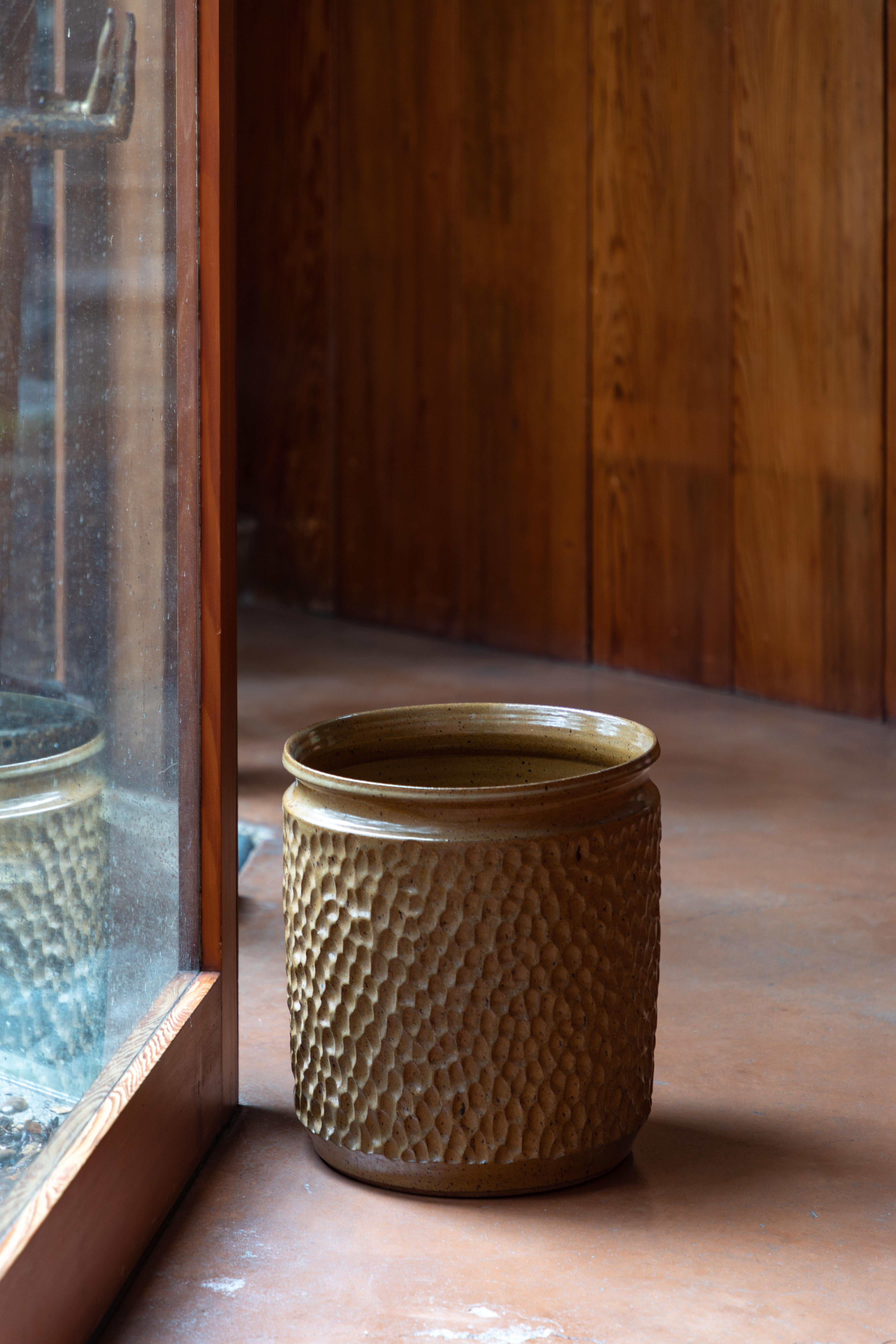 Large Robert Maxwell & David Cressey thumbprint planter for Earthgender. Executed in textured earthenware with a stunning brown coloration with glaze. A very clean example of an increasingly rare and collectible design collective that only existed