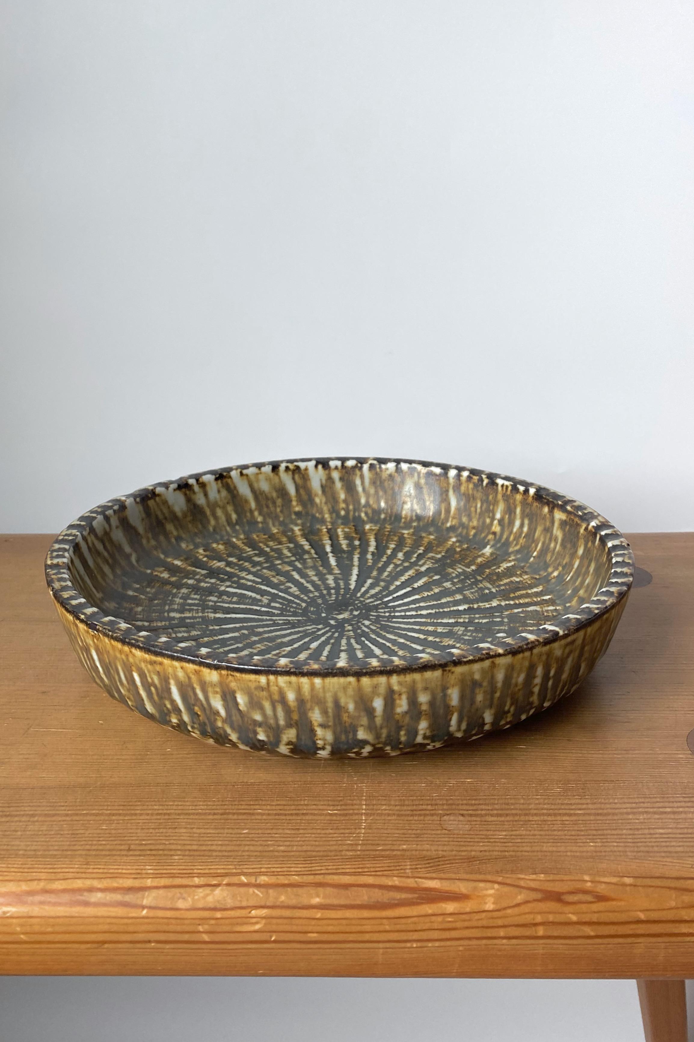 Large Ceramic bowl from the Robus collection by Gunnar Nylund for Rörstrand, Sweden. Decorative flame like design in brown, black and beige colors with designers signature underneath. In a very good vintage condition.

Country: Sweden

Maker: