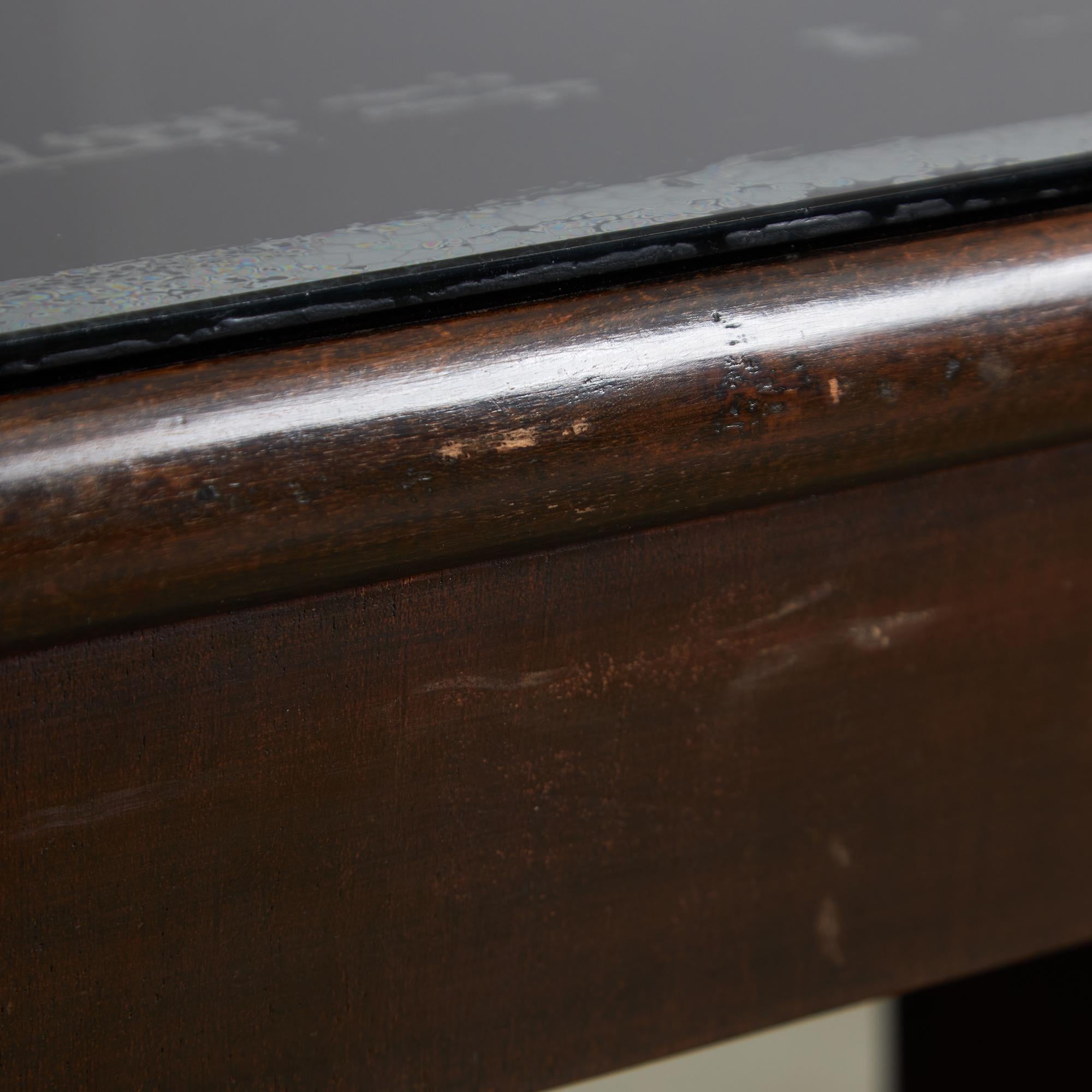 Grande table Robust Dinig avec pieds sculptés et plateau en verre en vente 4