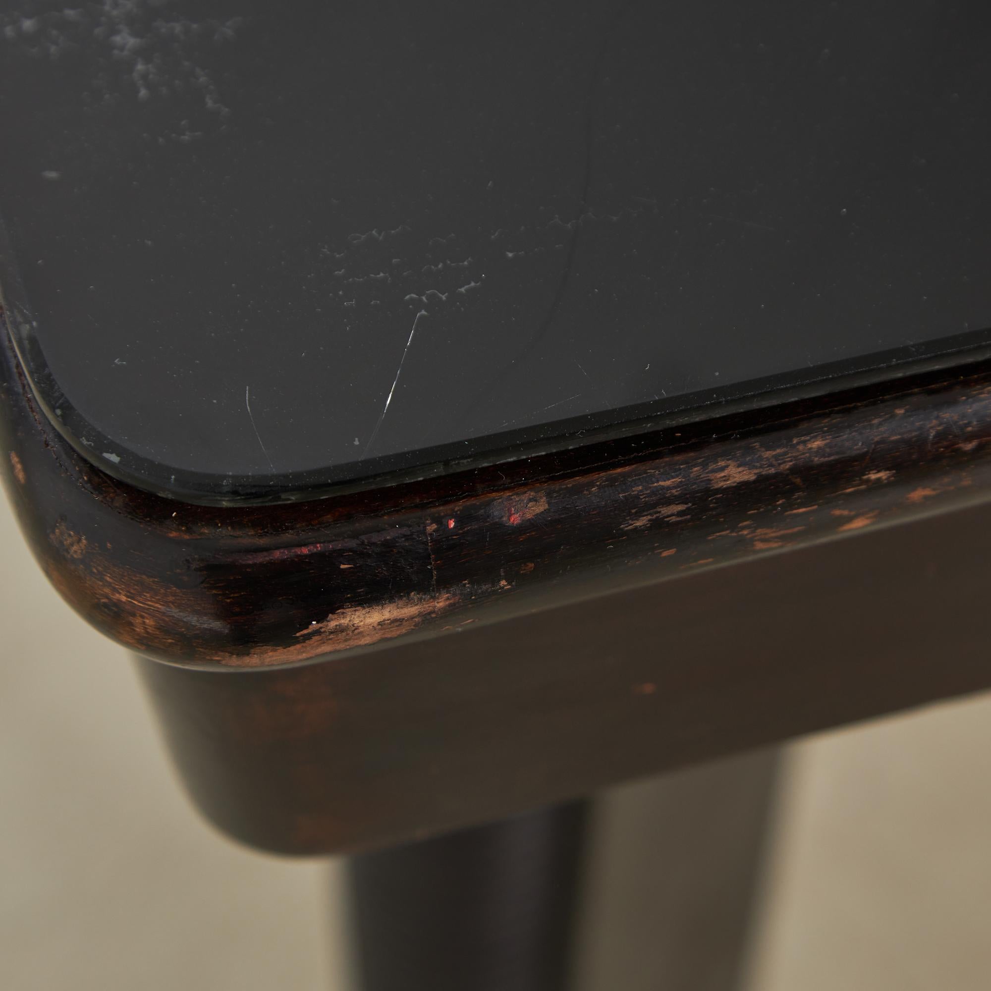 Grande table Robust Dinig avec pieds sculptés et plateau en verre en vente 8