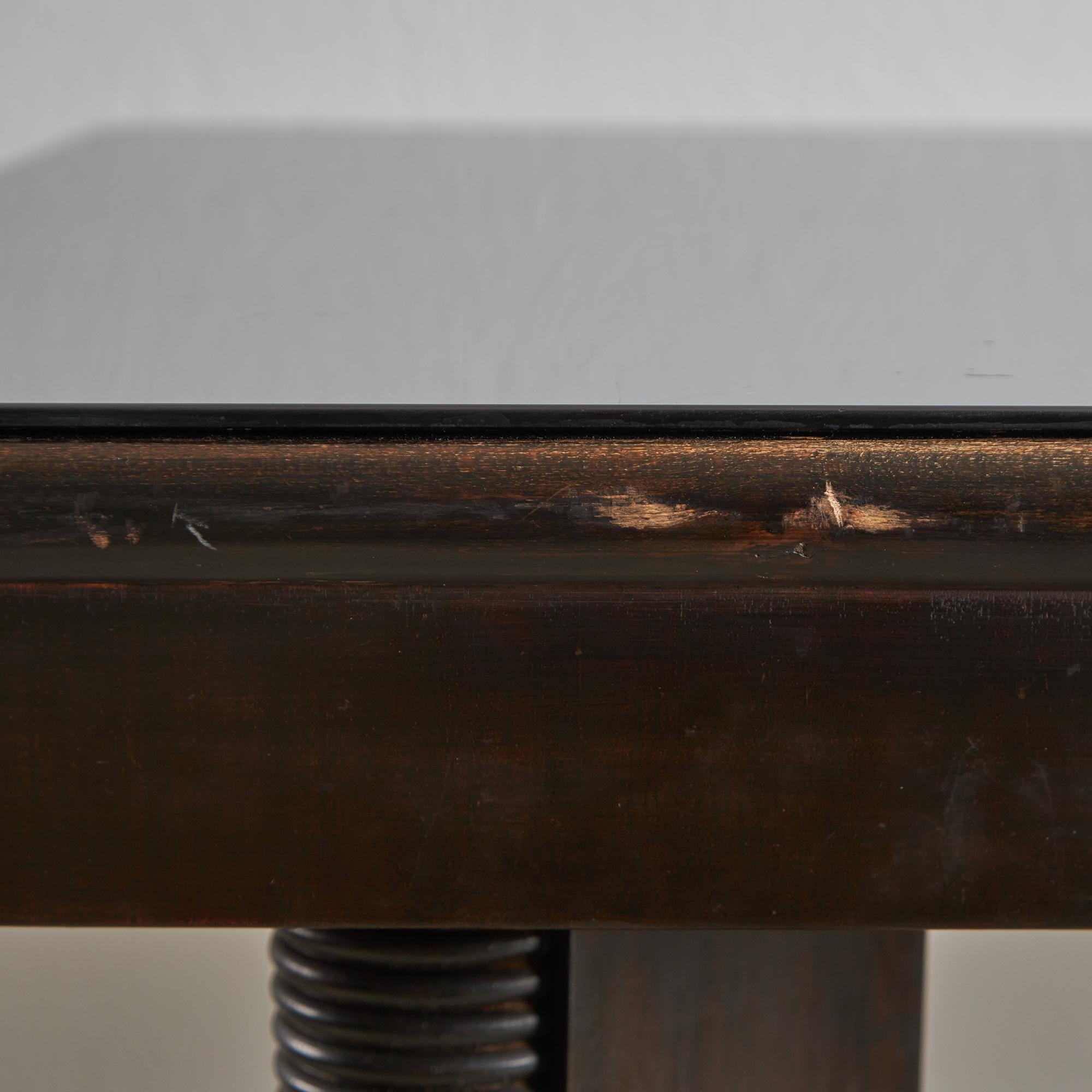 Grande table Robust Dinig avec pieds sculptés et plateau en verre en vente 10