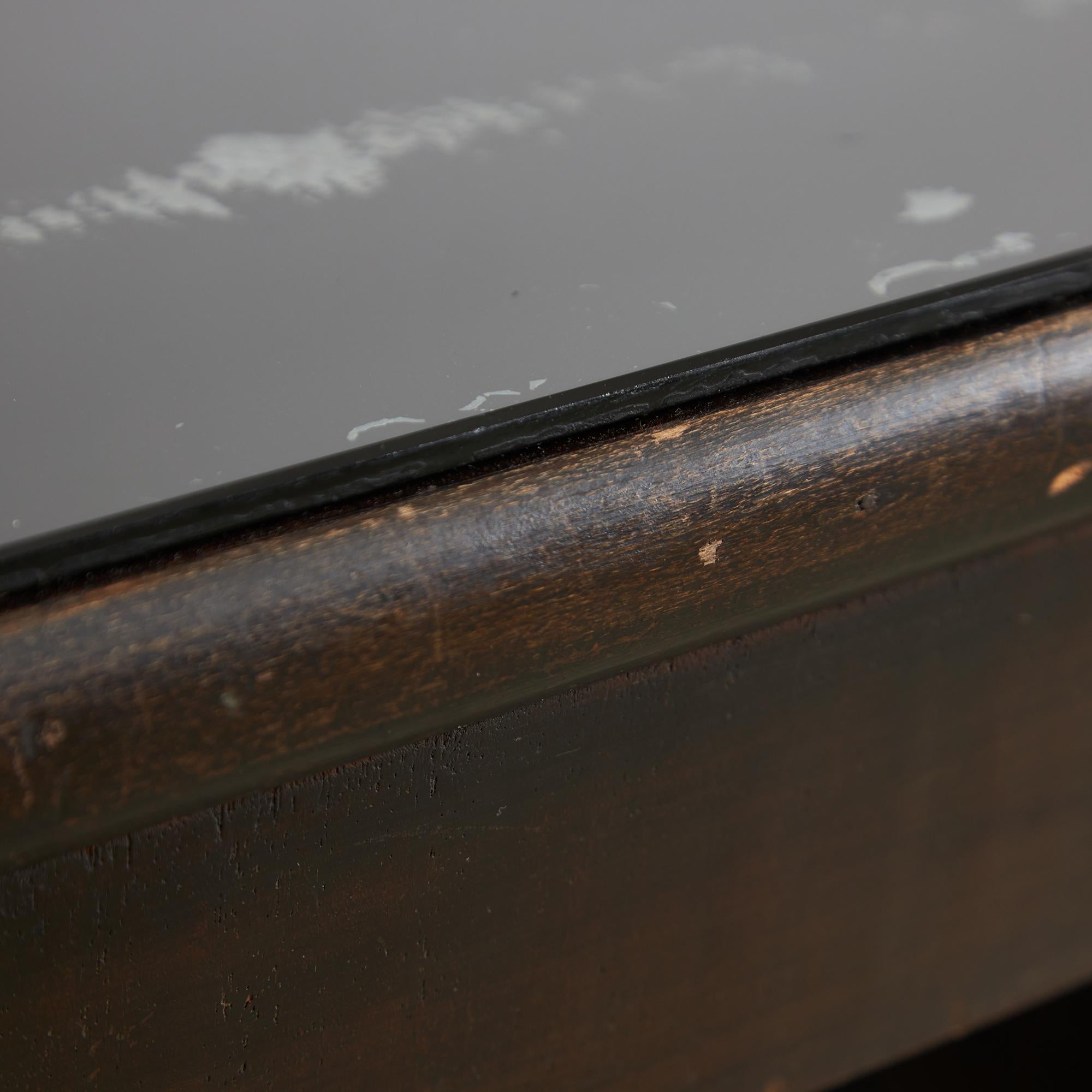 Grande table Robust Dinig avec pieds sculptés et plateau en verre en vente 11