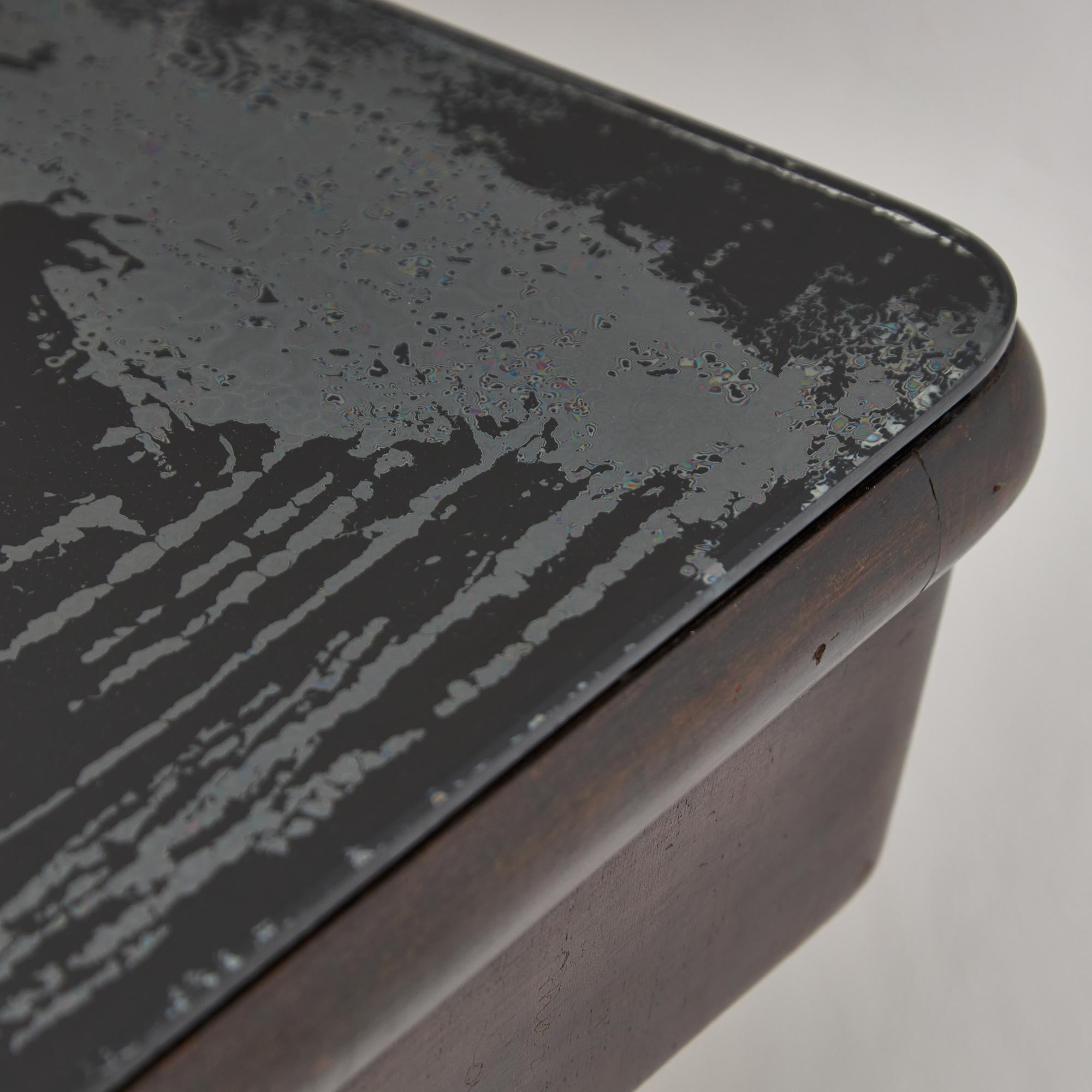 Grande table Robust Dinig avec pieds sculptés et plateau en verre en vente 12