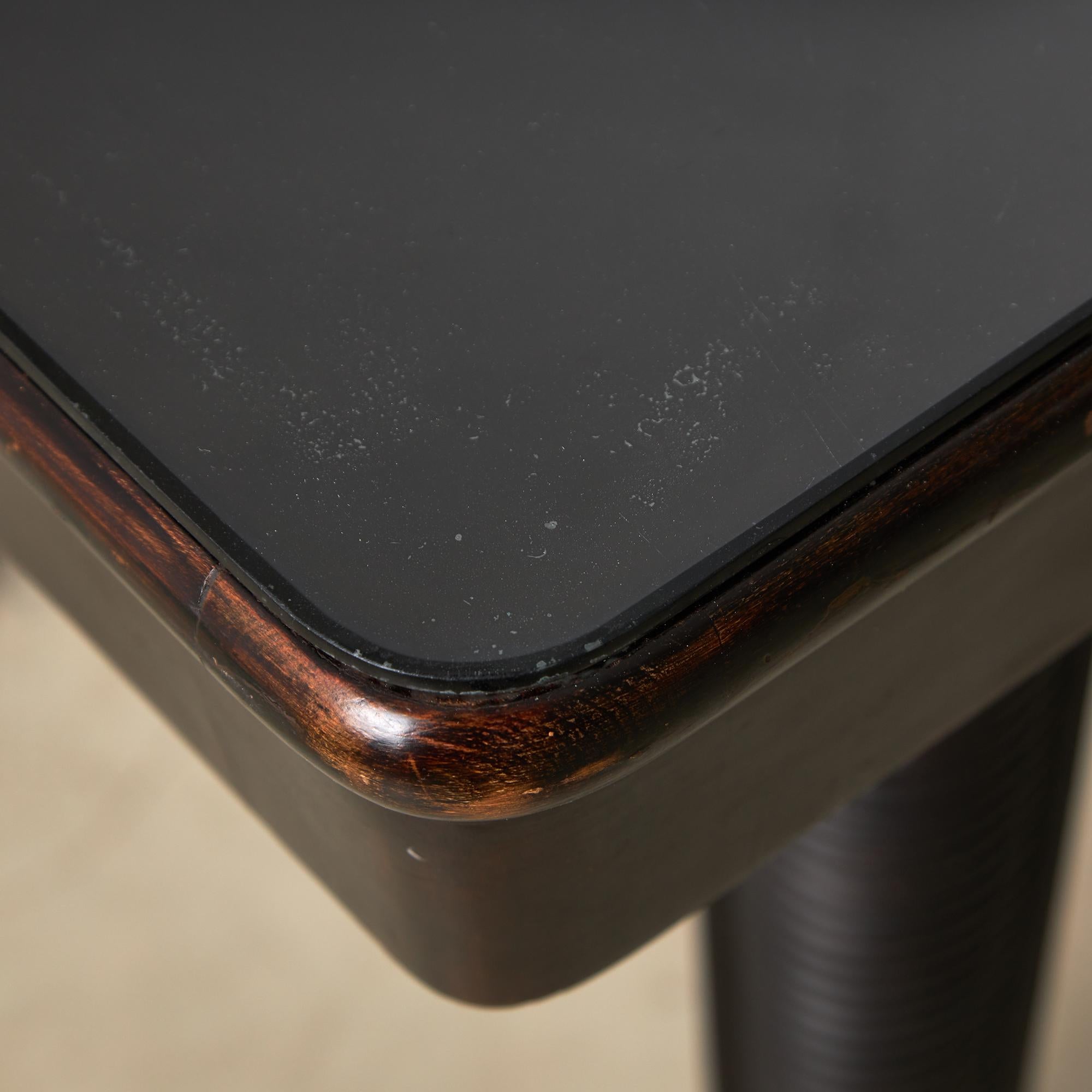 Grande table Robust Dinig avec pieds sculptés et plateau en verre en vente 14