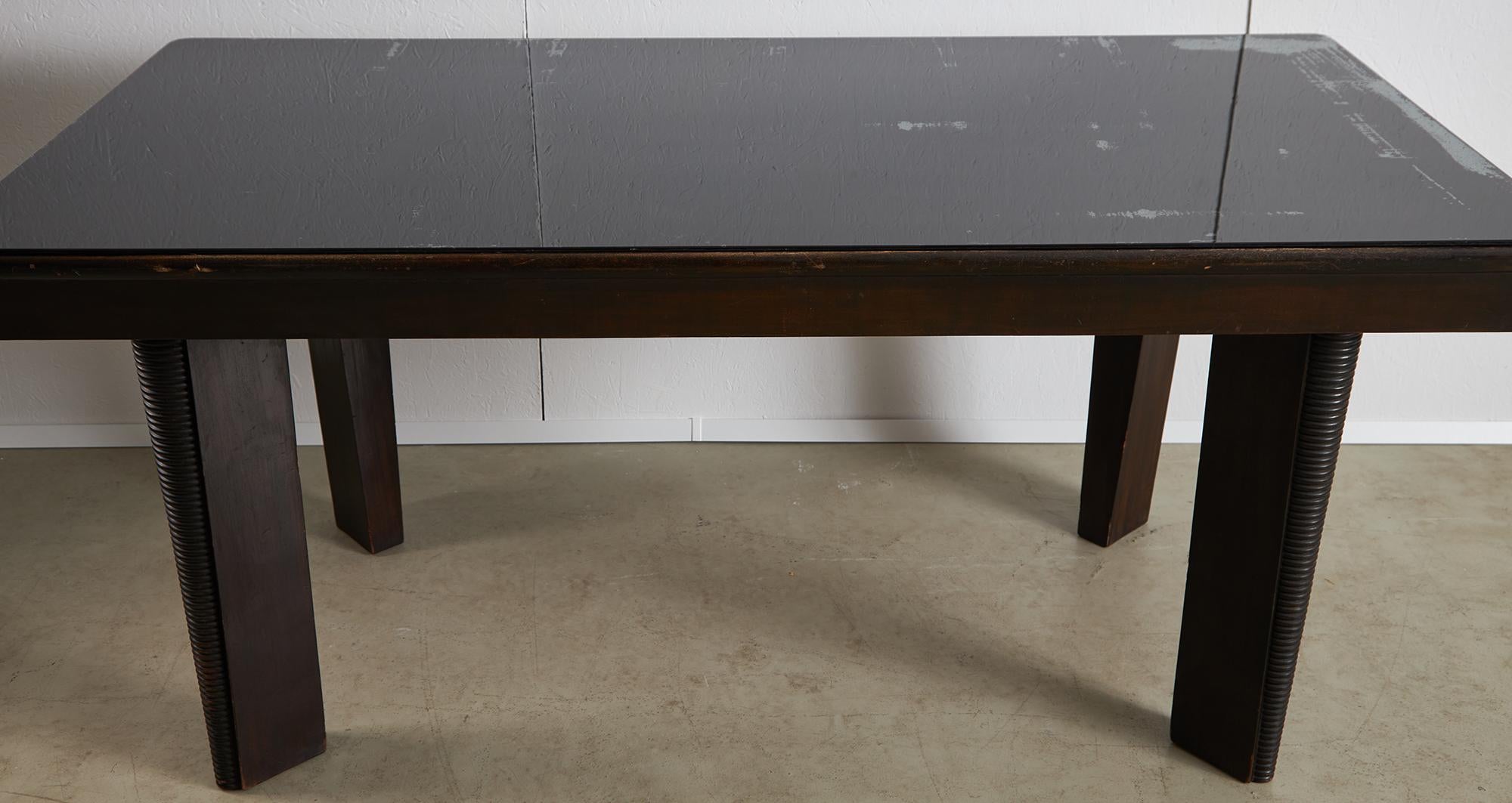 italien Grande table Robust Dinig avec pieds sculptés et plateau en verre en vente