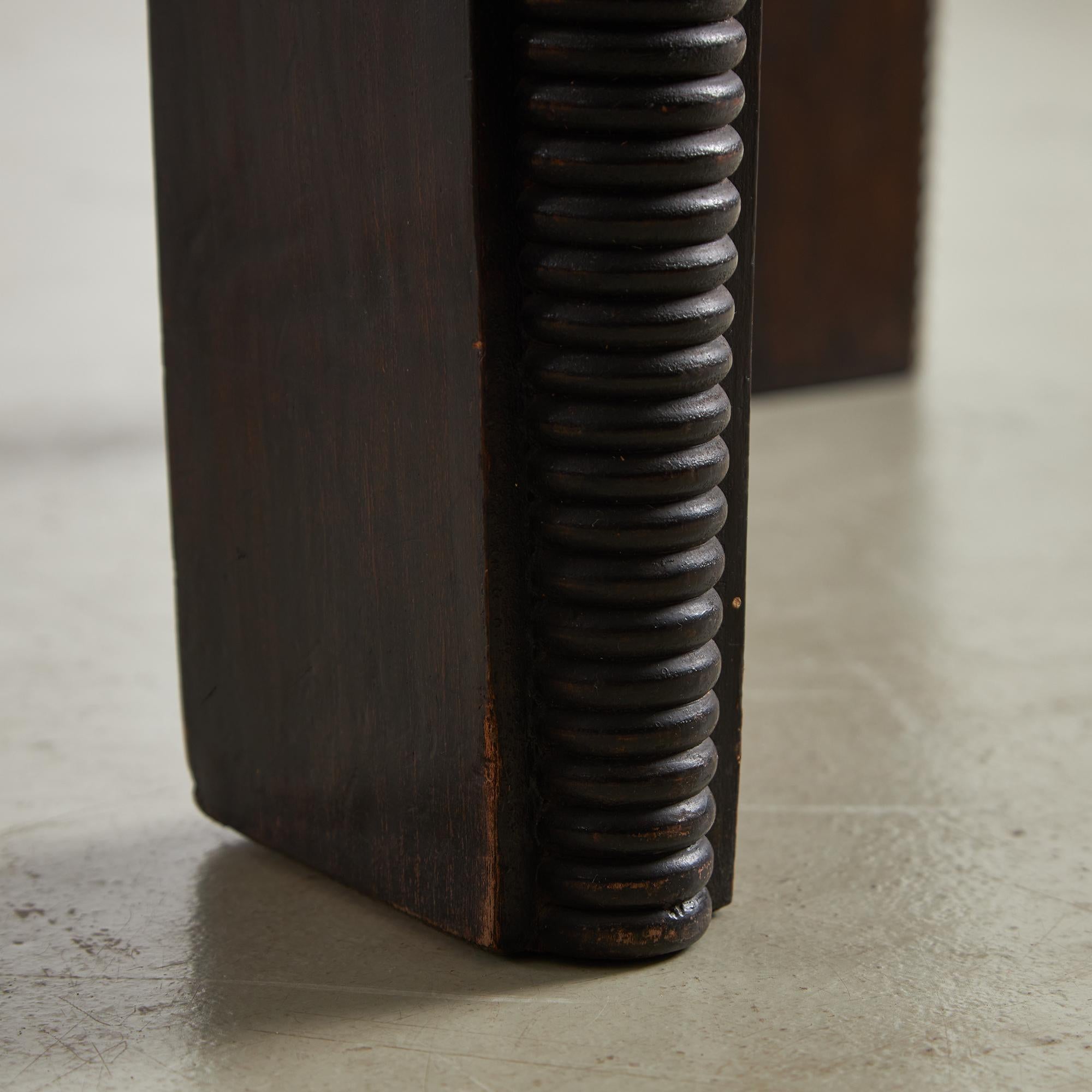 Grande table Robust Dinig avec pieds sculptés et plateau en verre Bon état - En vente à Budapest, HU