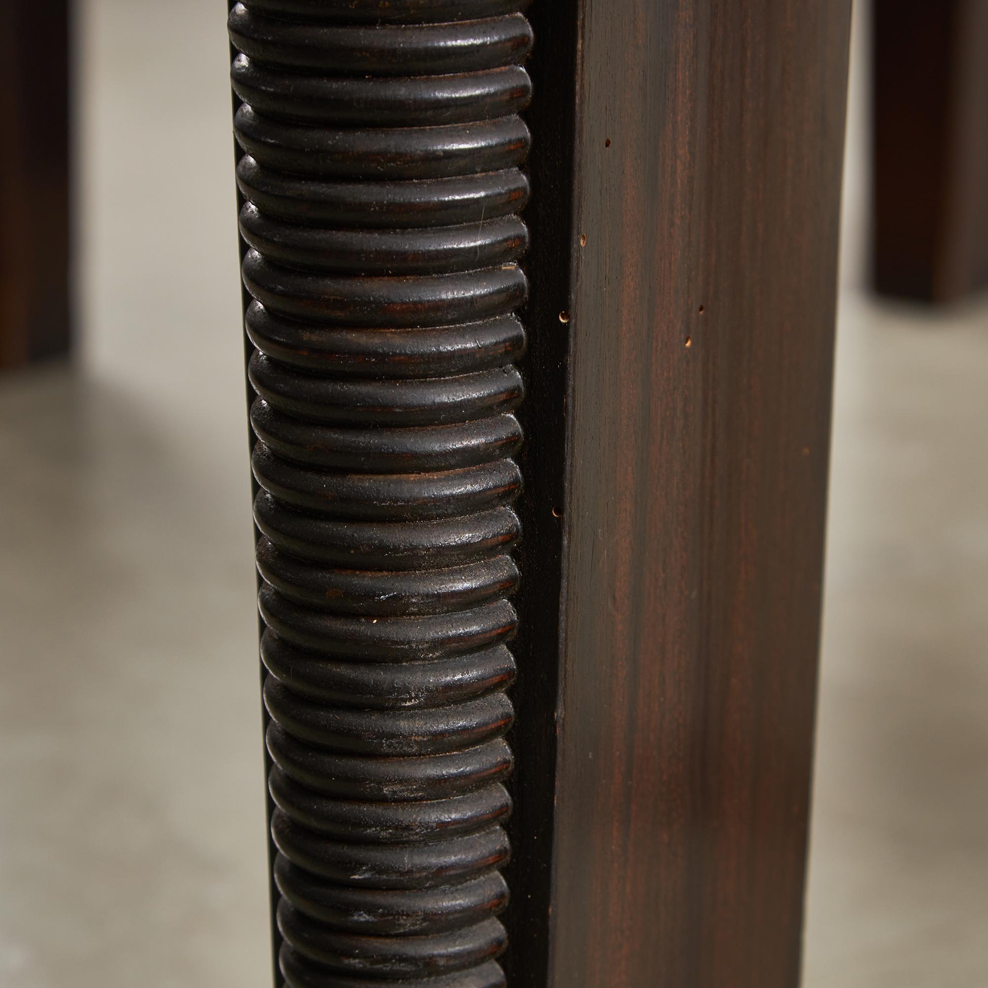 Verre Grande table Robust Dinig avec pieds sculptés et plateau en verre en vente