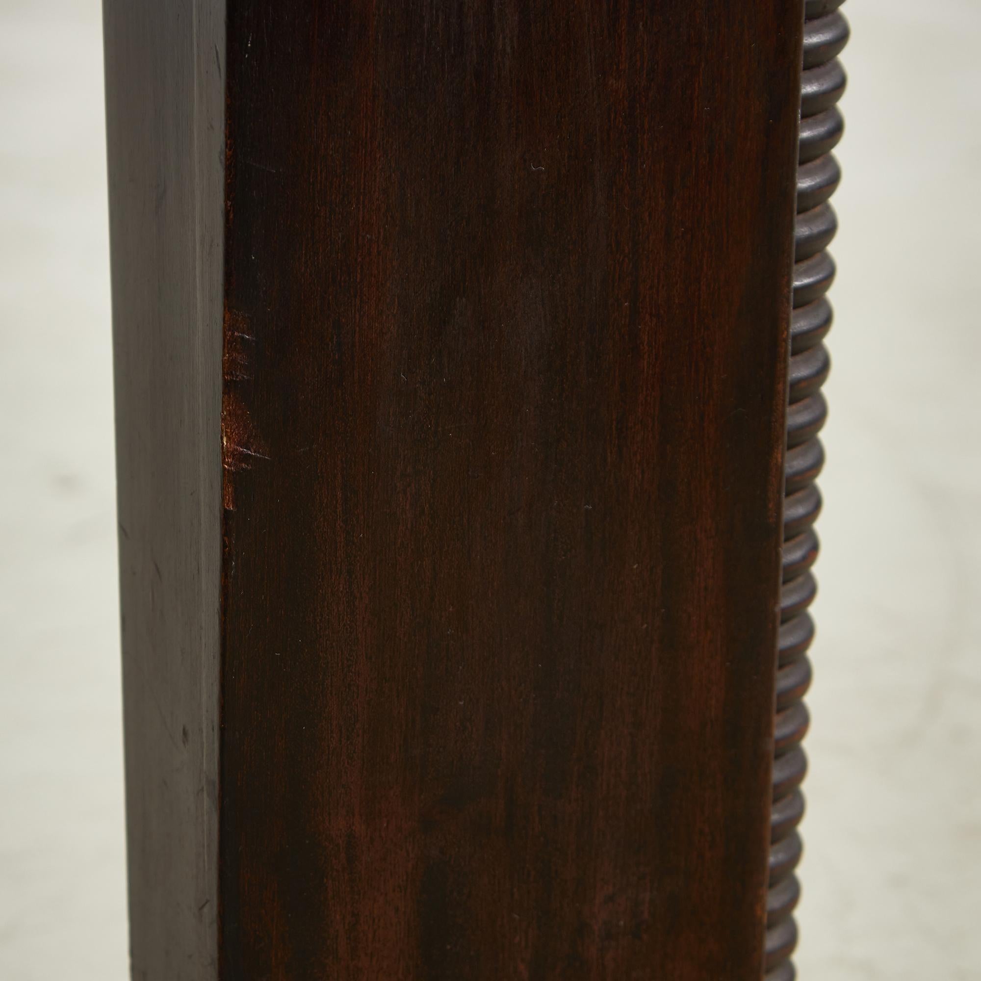 Grande table Robust Dinig avec pieds sculptés et plateau en verre en vente 1