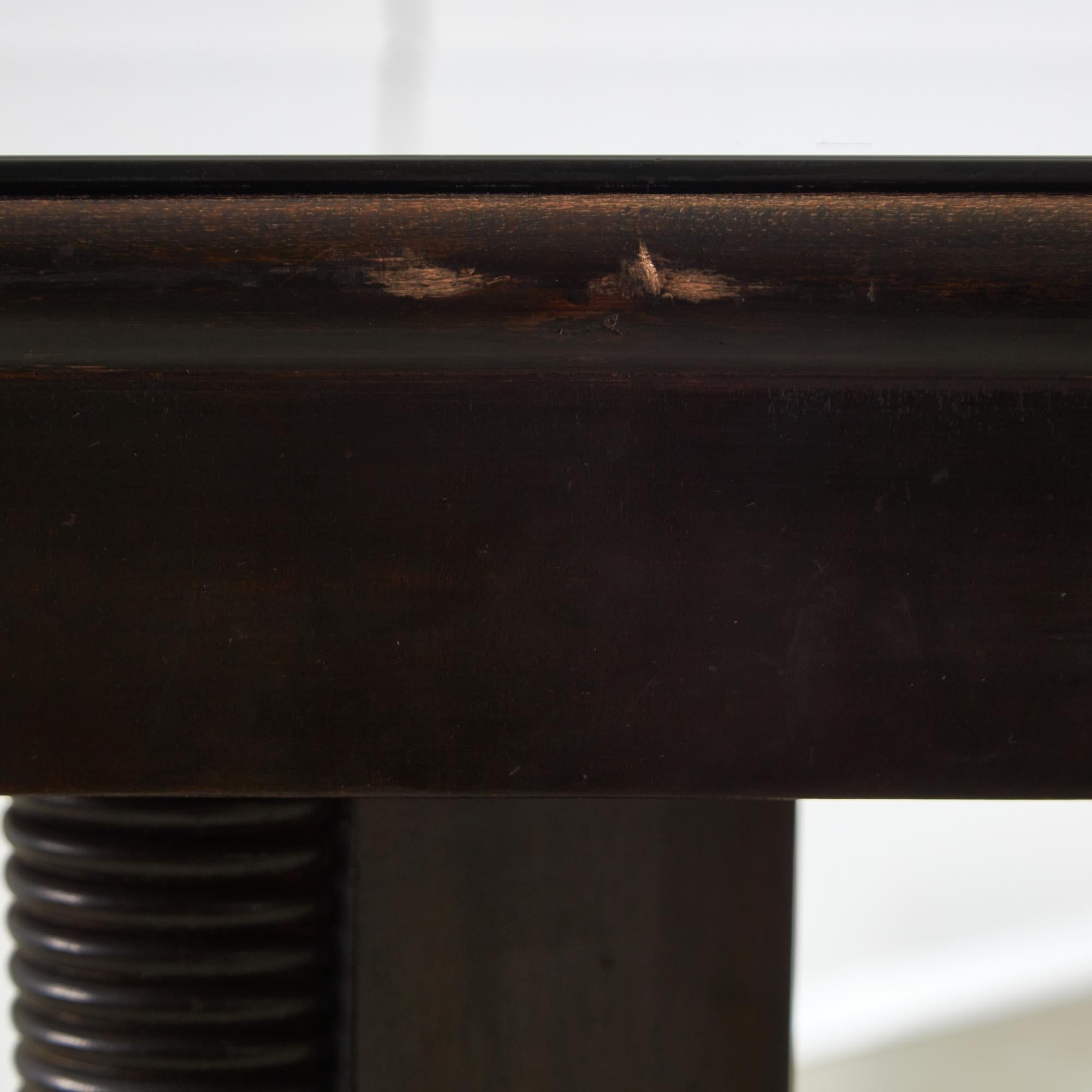 Grande table Robust Dinig avec pieds sculptés et plateau en verre en vente 2