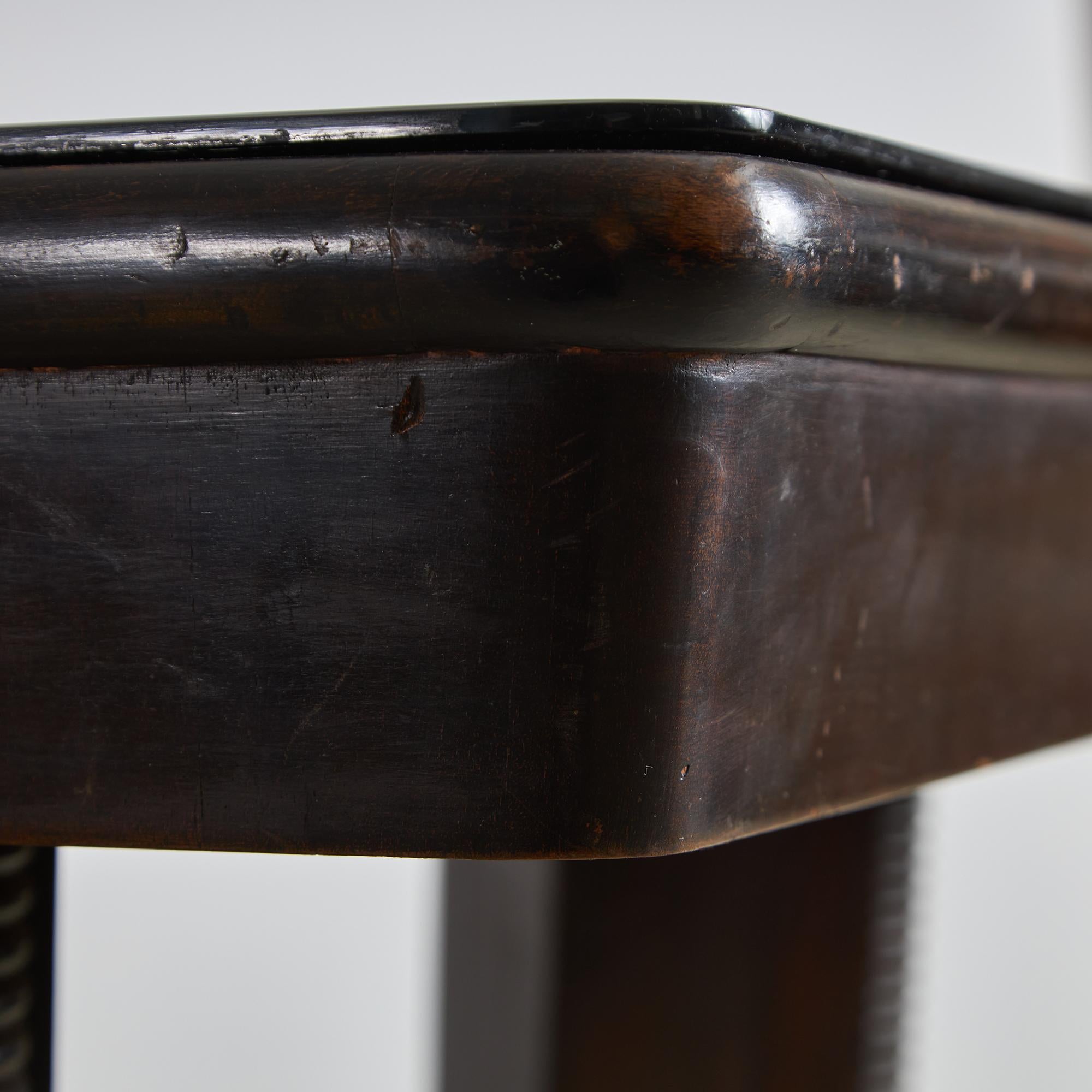 Grande table Robust Dinig avec pieds sculptés et plateau en verre en vente 3