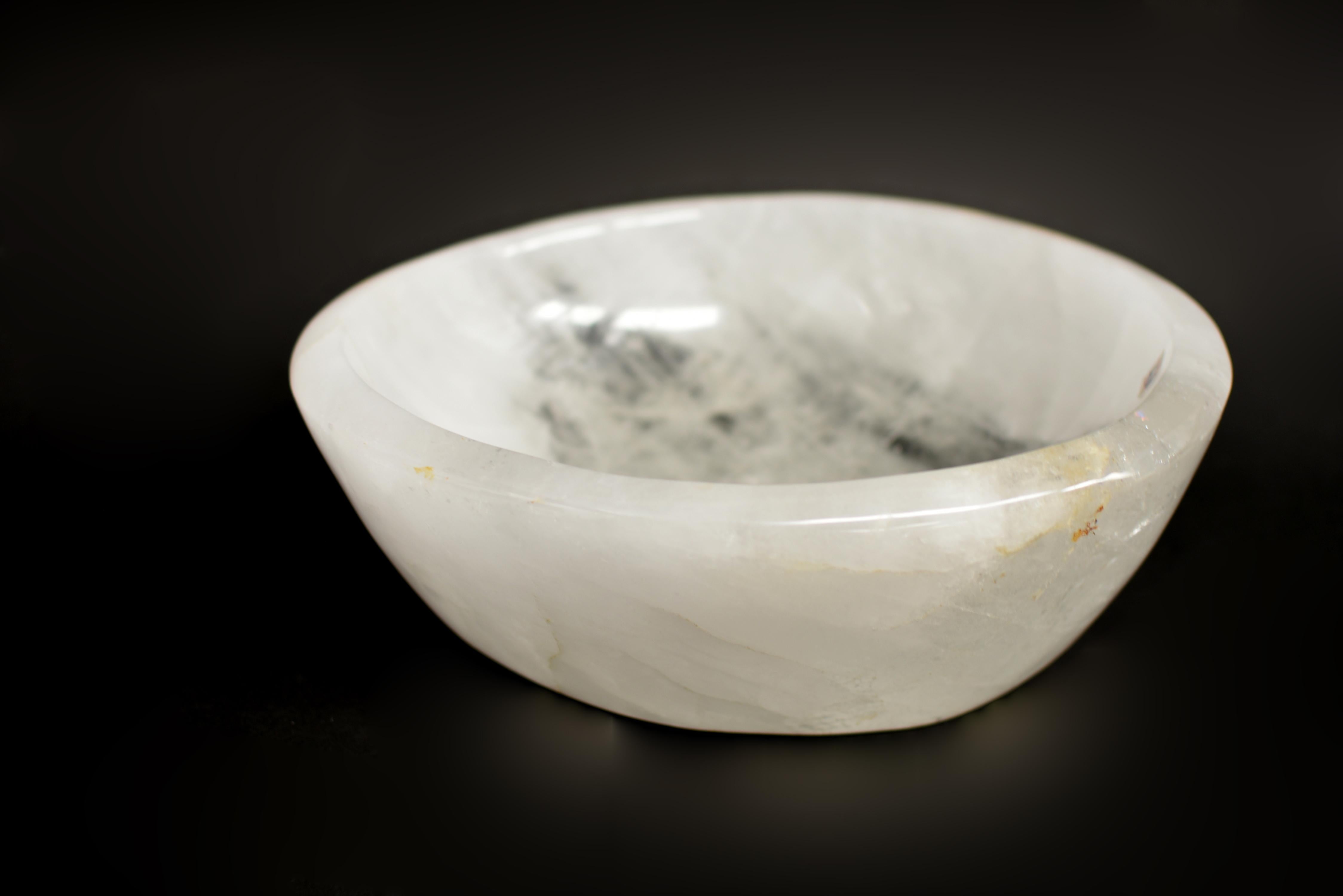 Eine große, wunderschöne Kristallschale aus natürlichem, feinem Bergkristall-Quarz. Eine elegante ovale Form mit einer organischen Gestalt und glatt polierten Kanten und Oberflächen. Seltene goldene Rutileinschlüsse und brillantes Schillern