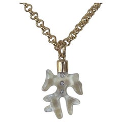 Pedante grande de cristal de roca y diamante en forma de coral con tapa y enganche personalizados de oro de 14k