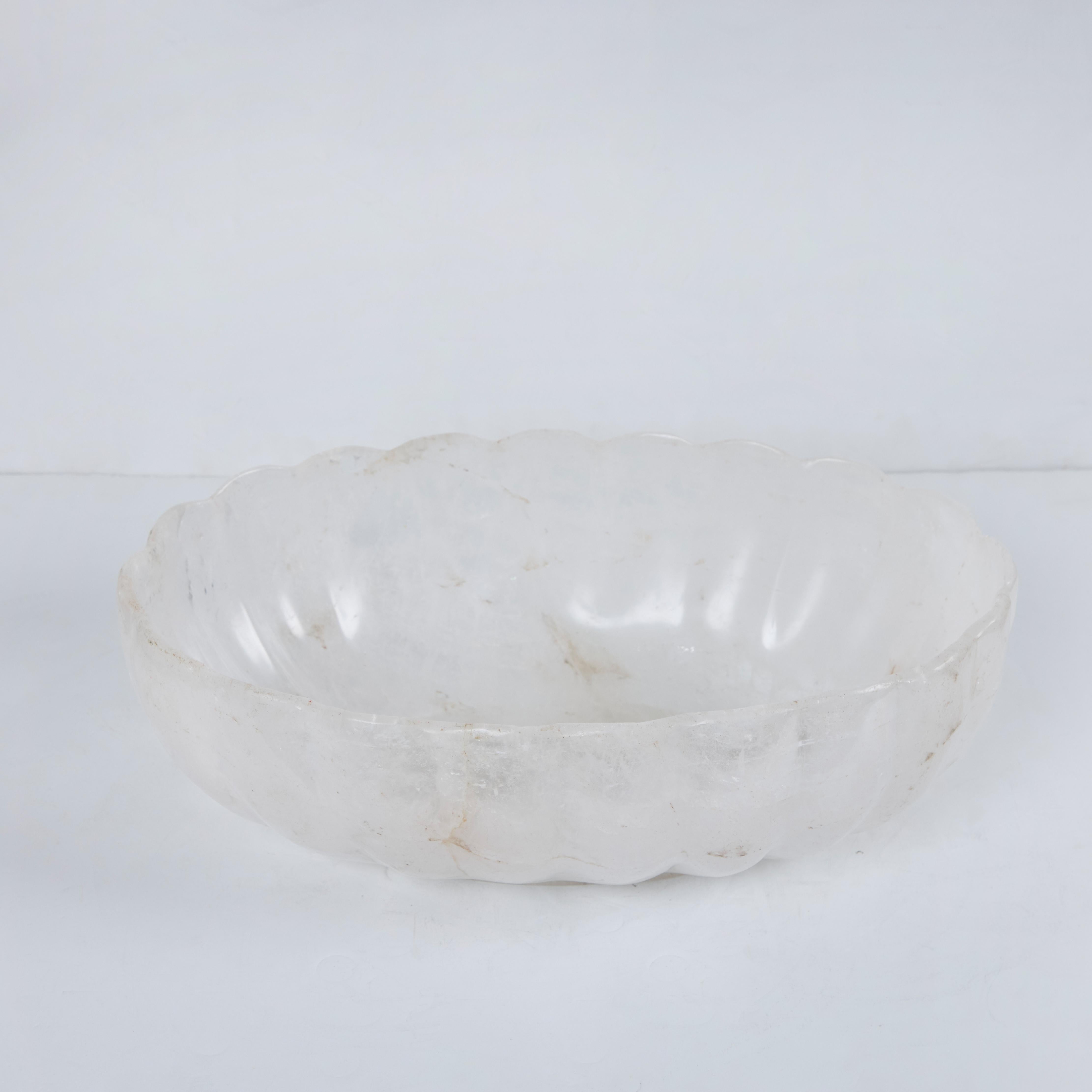 Une grande coupe en cristal de roche magnifiquement sculptée avec un bord festonné.  
Fabrication moderne.
