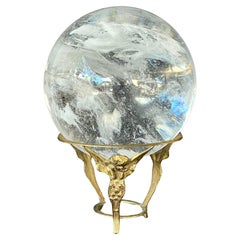 Grande sphère de cristal de roche et de quartz dans un support d'ange en laiton