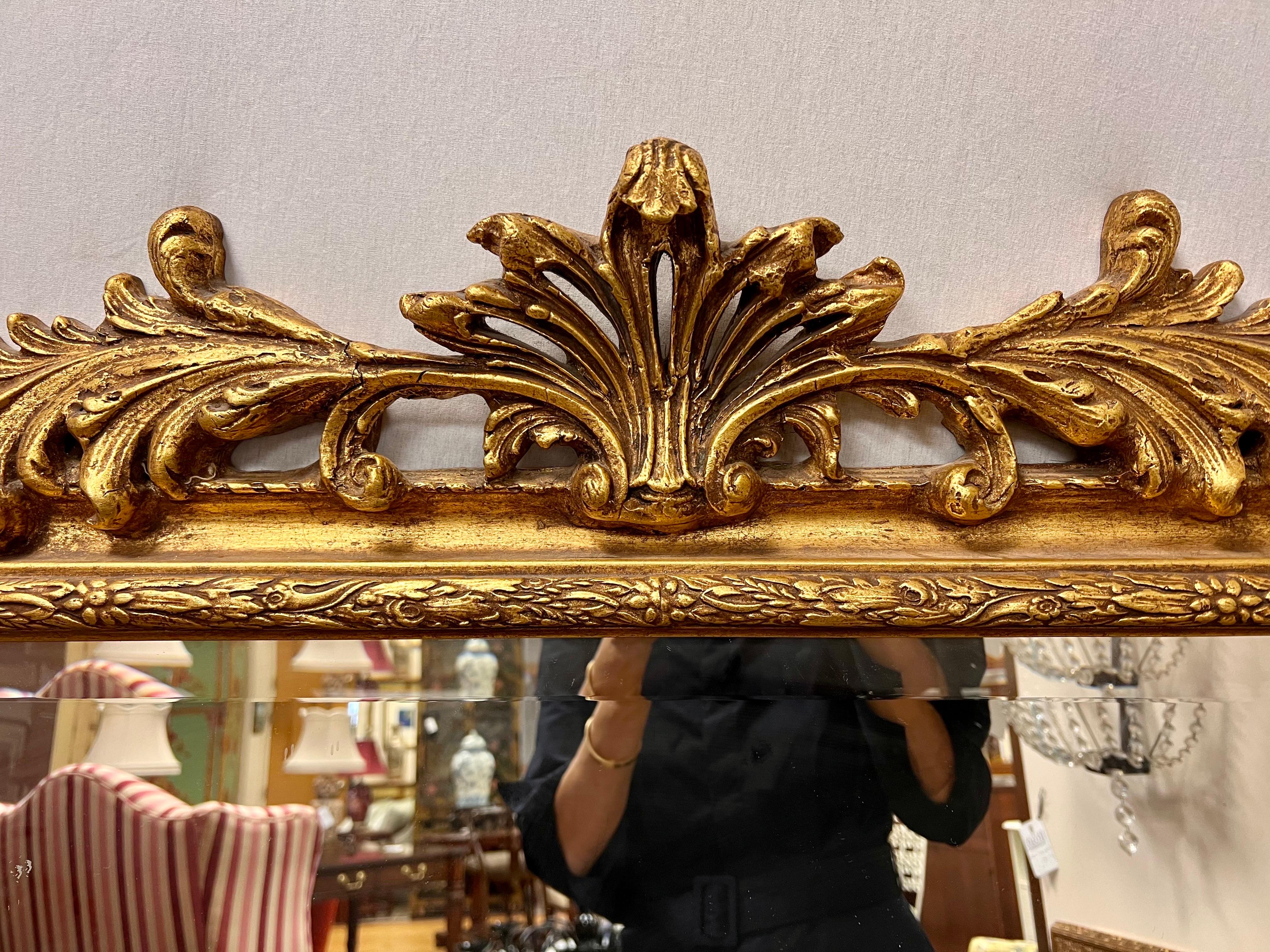 Rococo Grand miroir de cheminée orné du rococco en bois sculpté et doré en vente