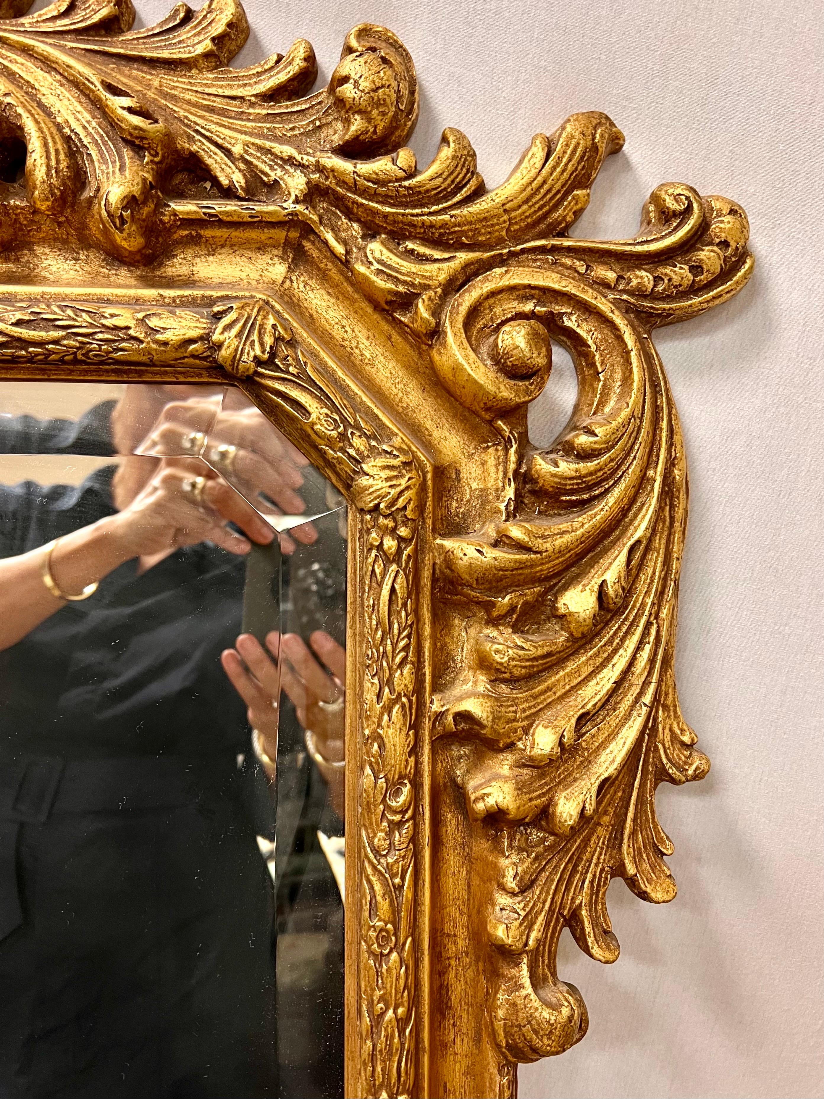 italien Grand miroir de cheminée orné du rococco en bois sculpté et doré en vente