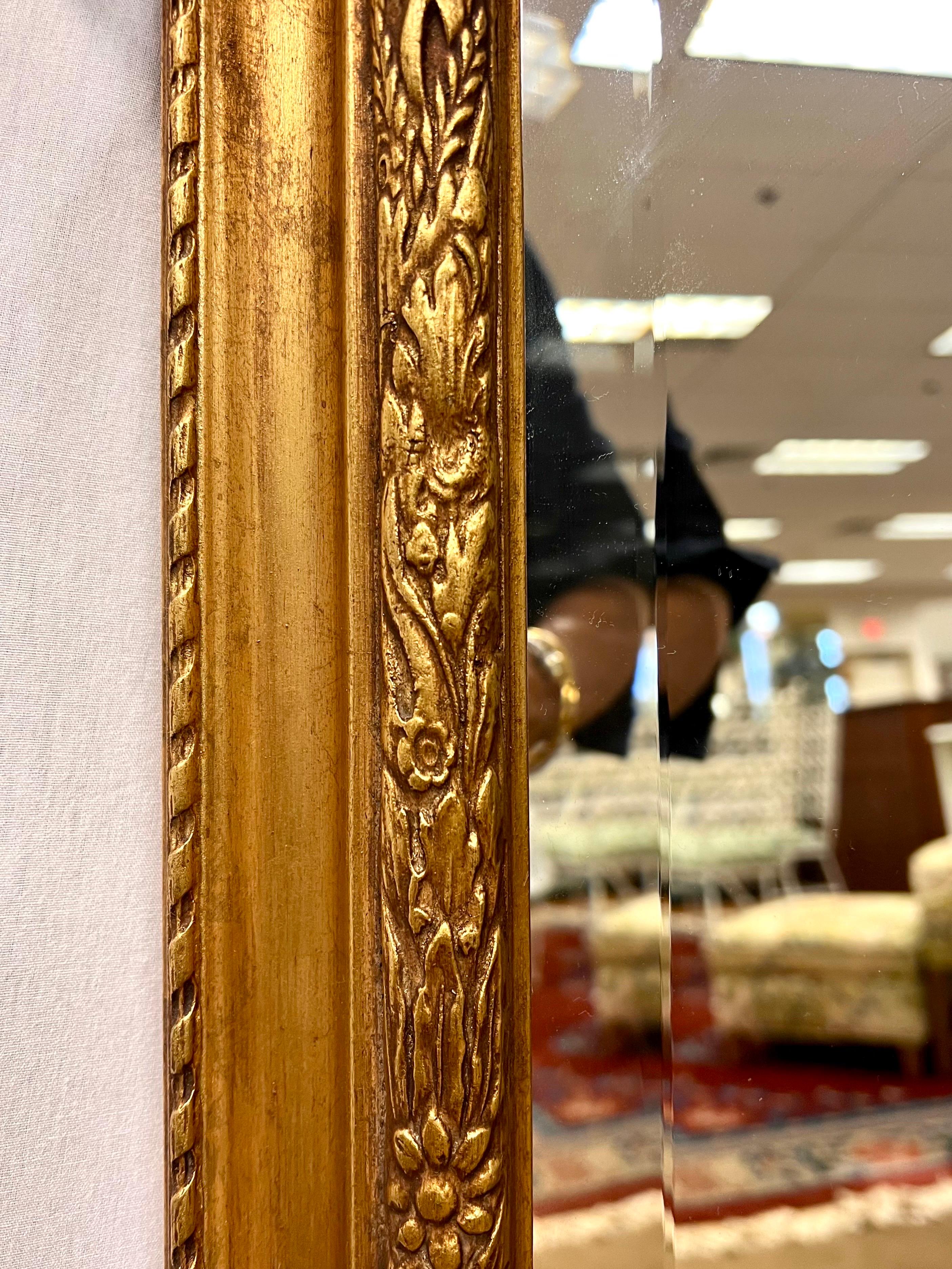 Miroir Grand miroir de cheminée orné du rococco en bois sculpté et doré en vente