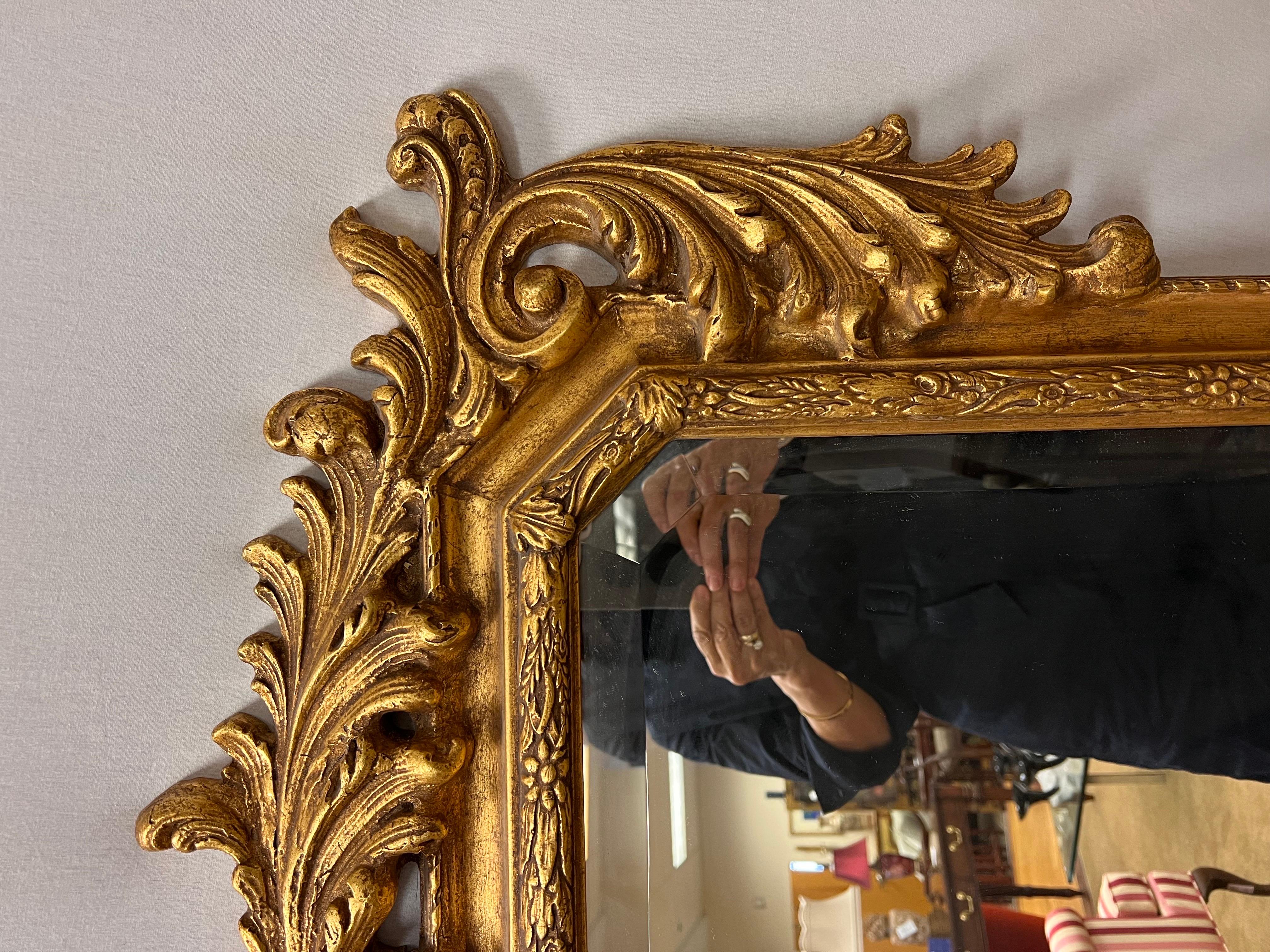 Grand miroir de cheminée orné du rococco en bois sculpté et doré en vente 1