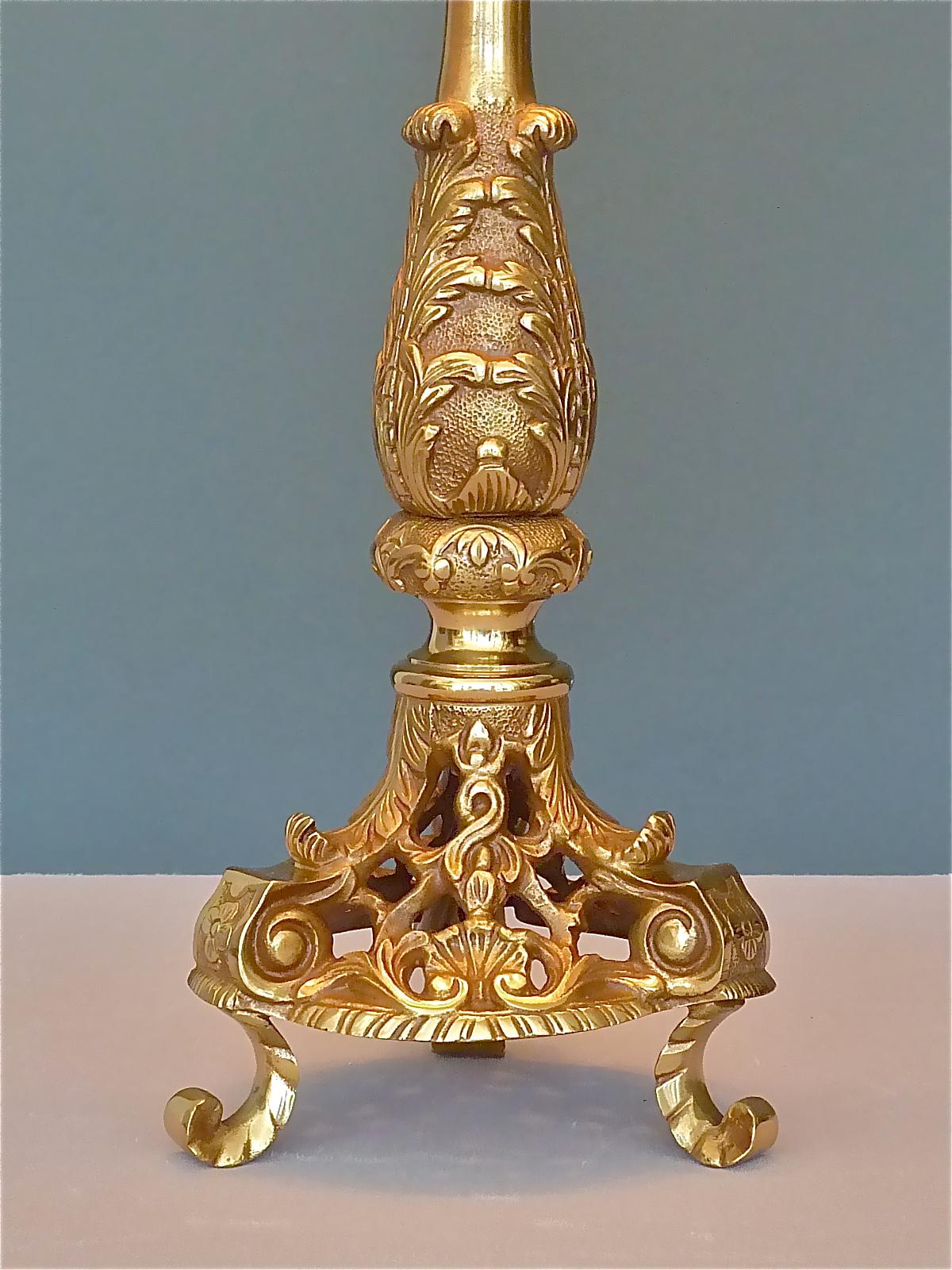 Large Rococo Baroque Maison Jansen Style Floral Table Lamp Patinated Brass 1950s In Good Condition For Sale In Nierstein am Rhein, DE