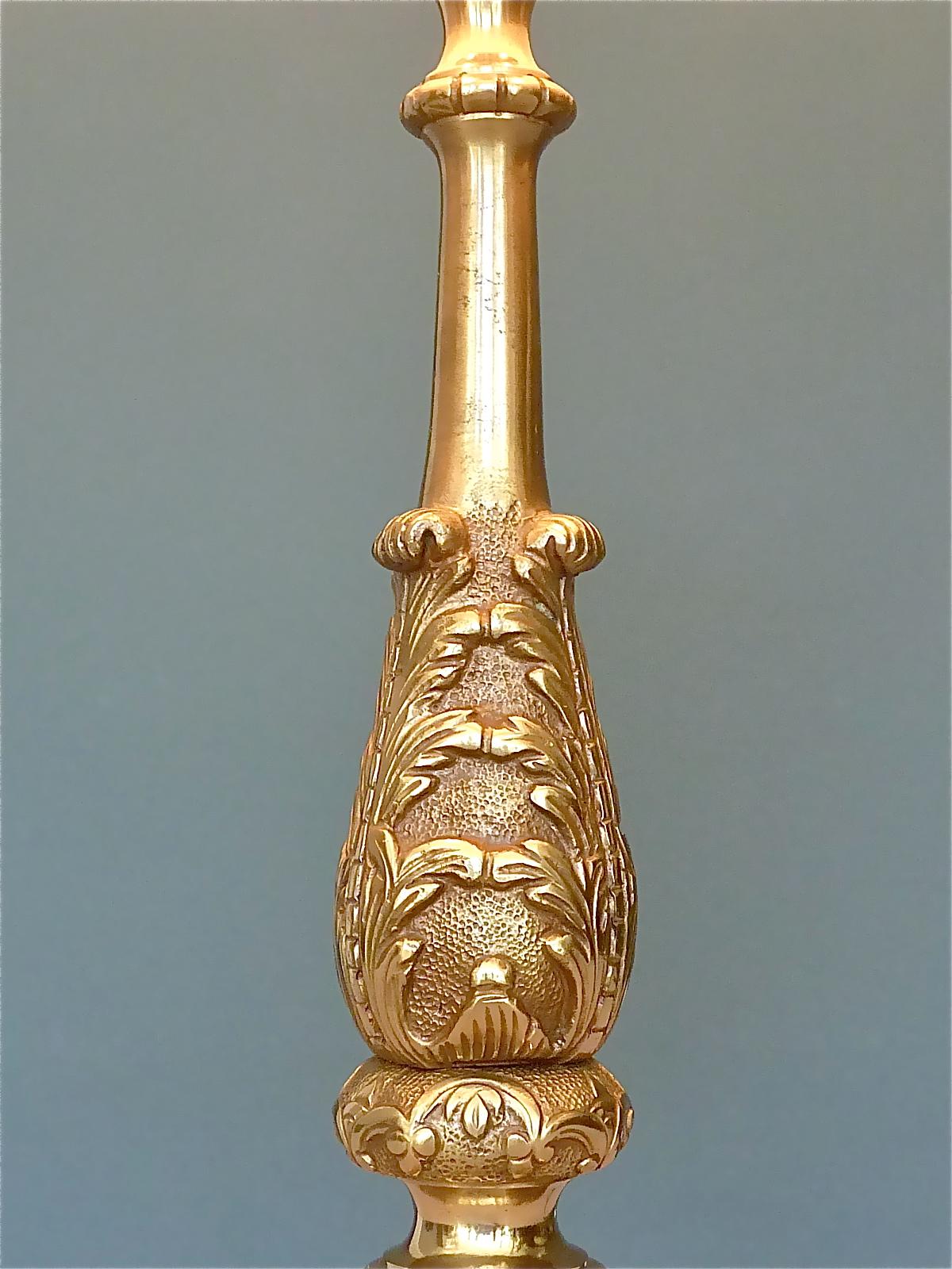 Große geblümte Rokoko-Tischlampe im Barockstil, Maison Jansen-Stil, patiniertes Messing, 1950er Jahre (Mitte des 20. Jahrhunderts) im Angebot