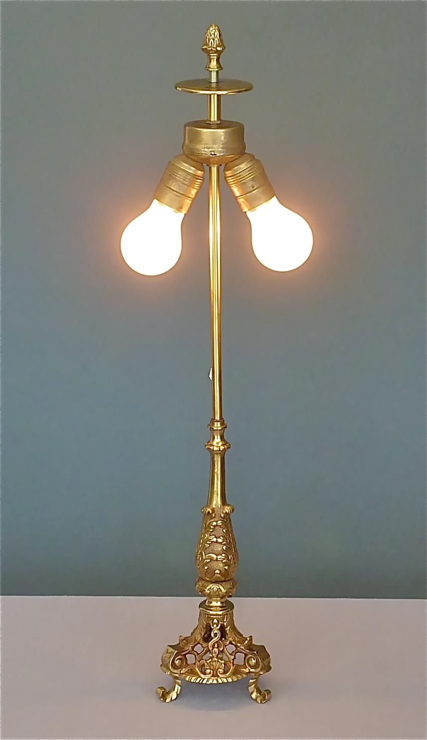 Große geblümte Rokoko-Tischlampe im Barockstil, Maison Jansen-Stil, patiniertes Messing, 1950er Jahre im Angebot 2