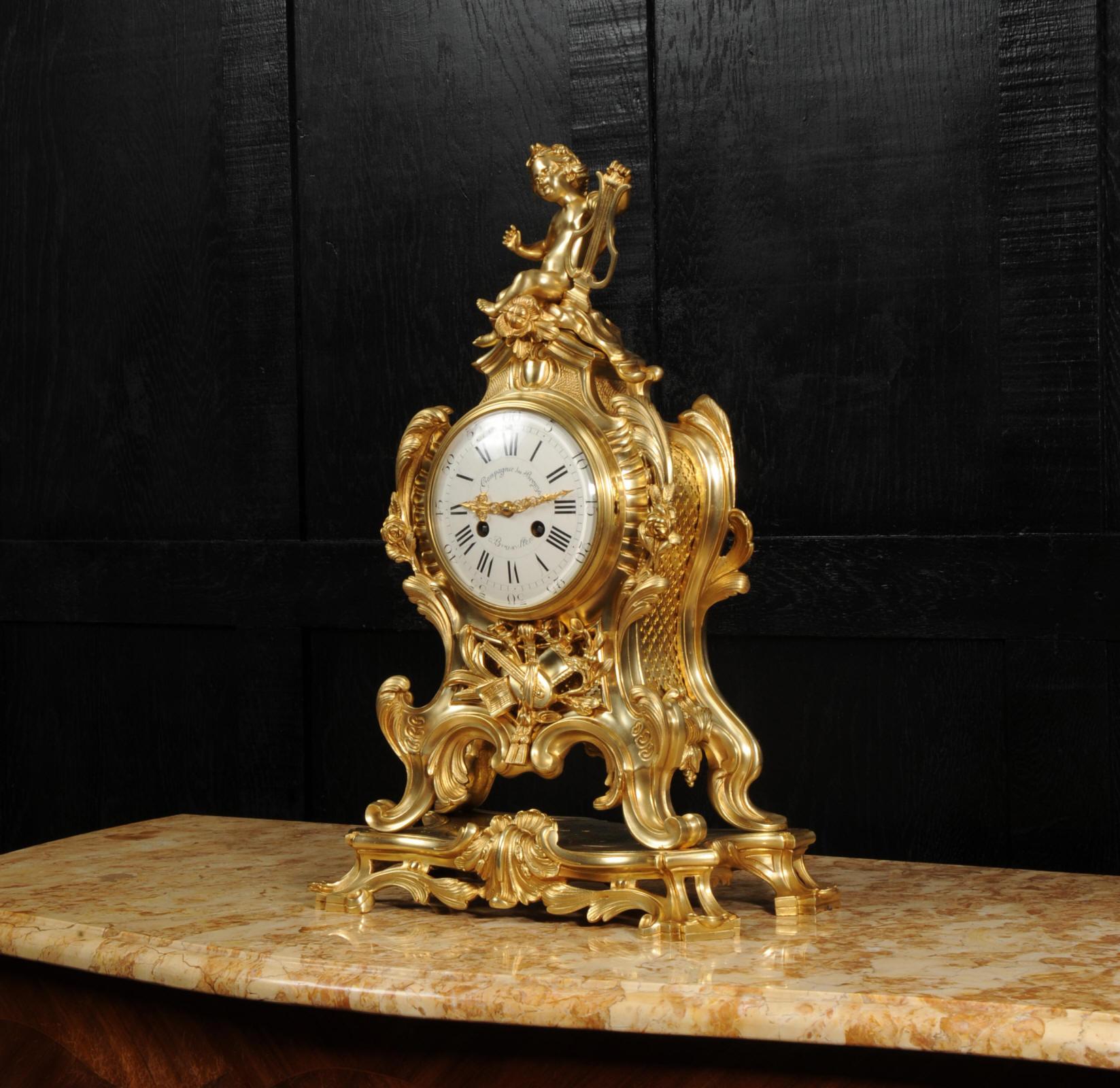 Français Grande horloge française ancienne de style rococo en bronze doré - Genius of Music en vente