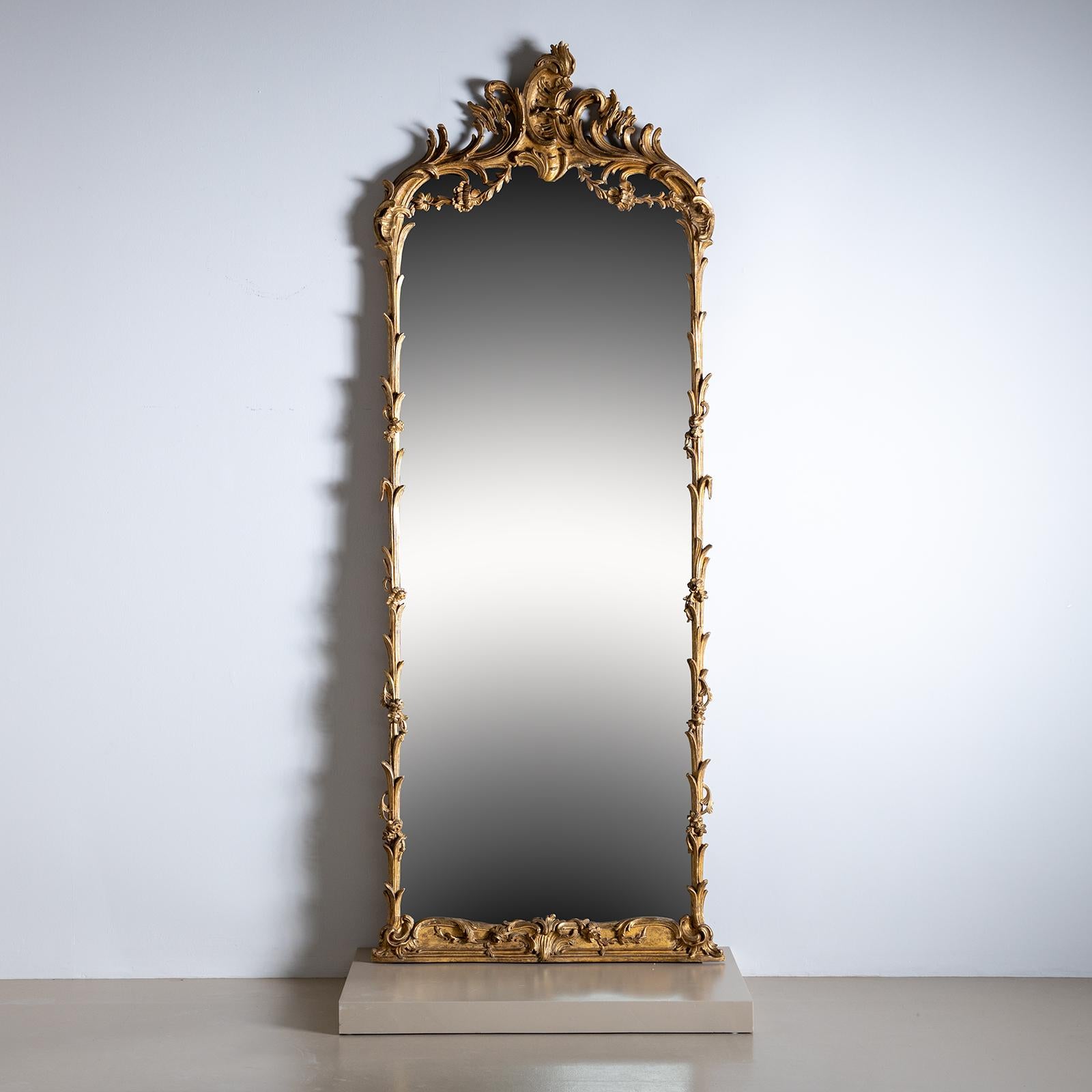 Doré Grand miroir mural rococo, 18ème siècle en vente