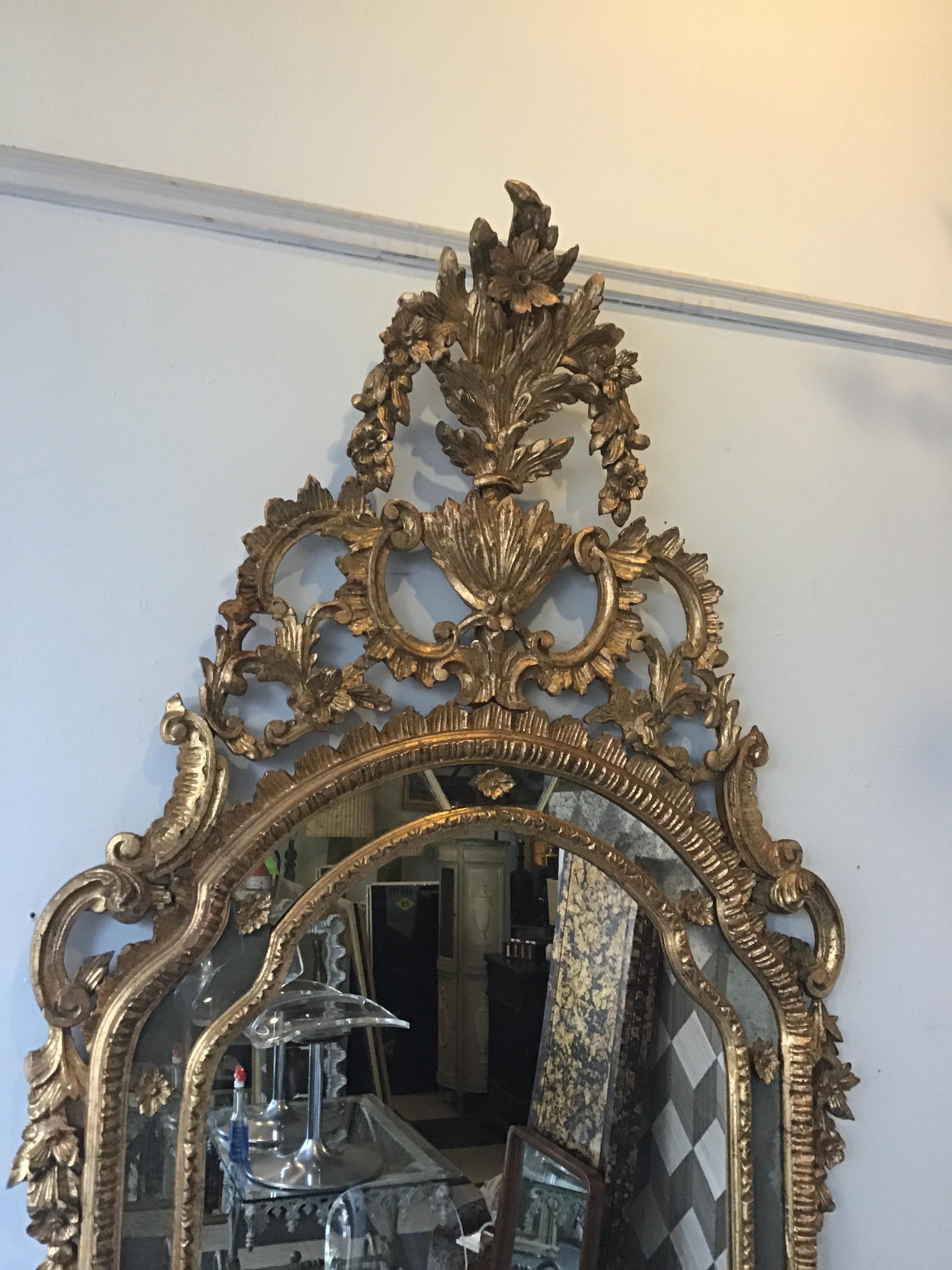Large Rococo Style Italian Carved Wood Gilt Mirror For Sale 3