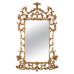Grand miroir de style rococo en bois sculpté et doré, 20e siècle.