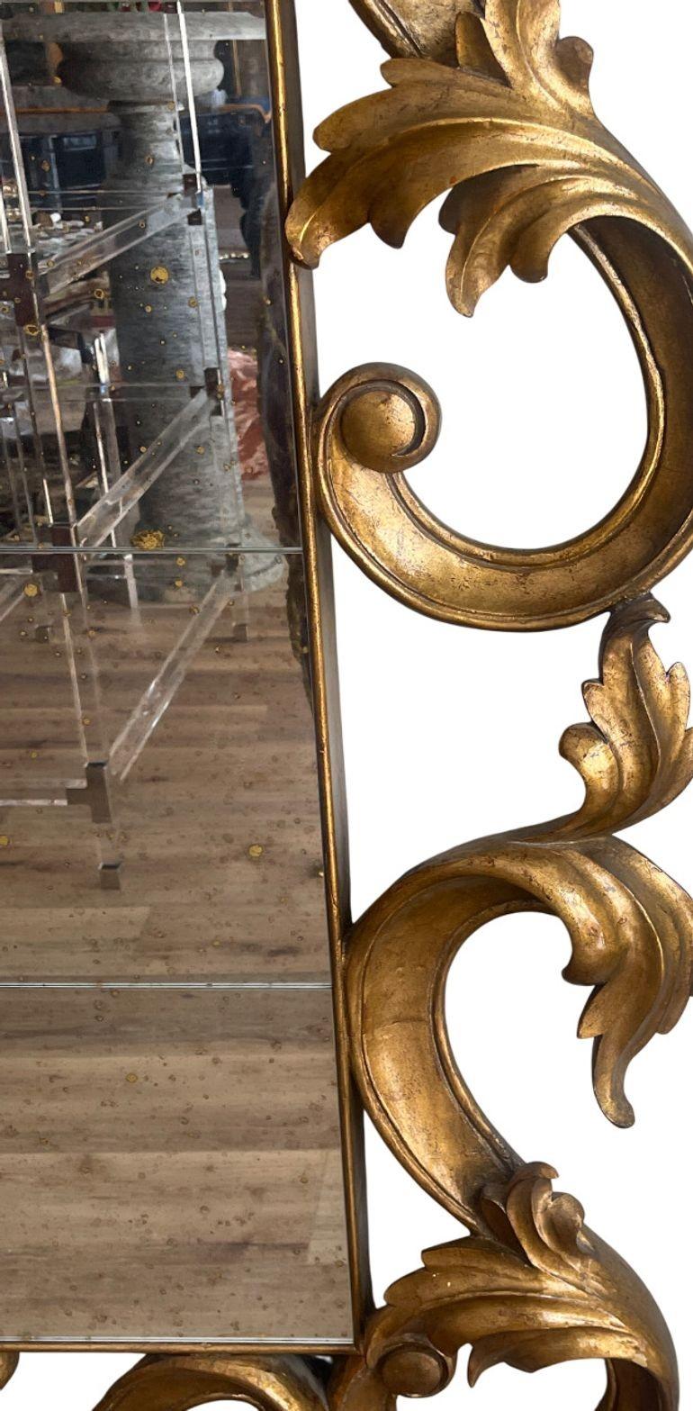 Grande specchio in stile rococò con cornice dorata e Antique Mirror. USA, 21° secolo in vendita 1