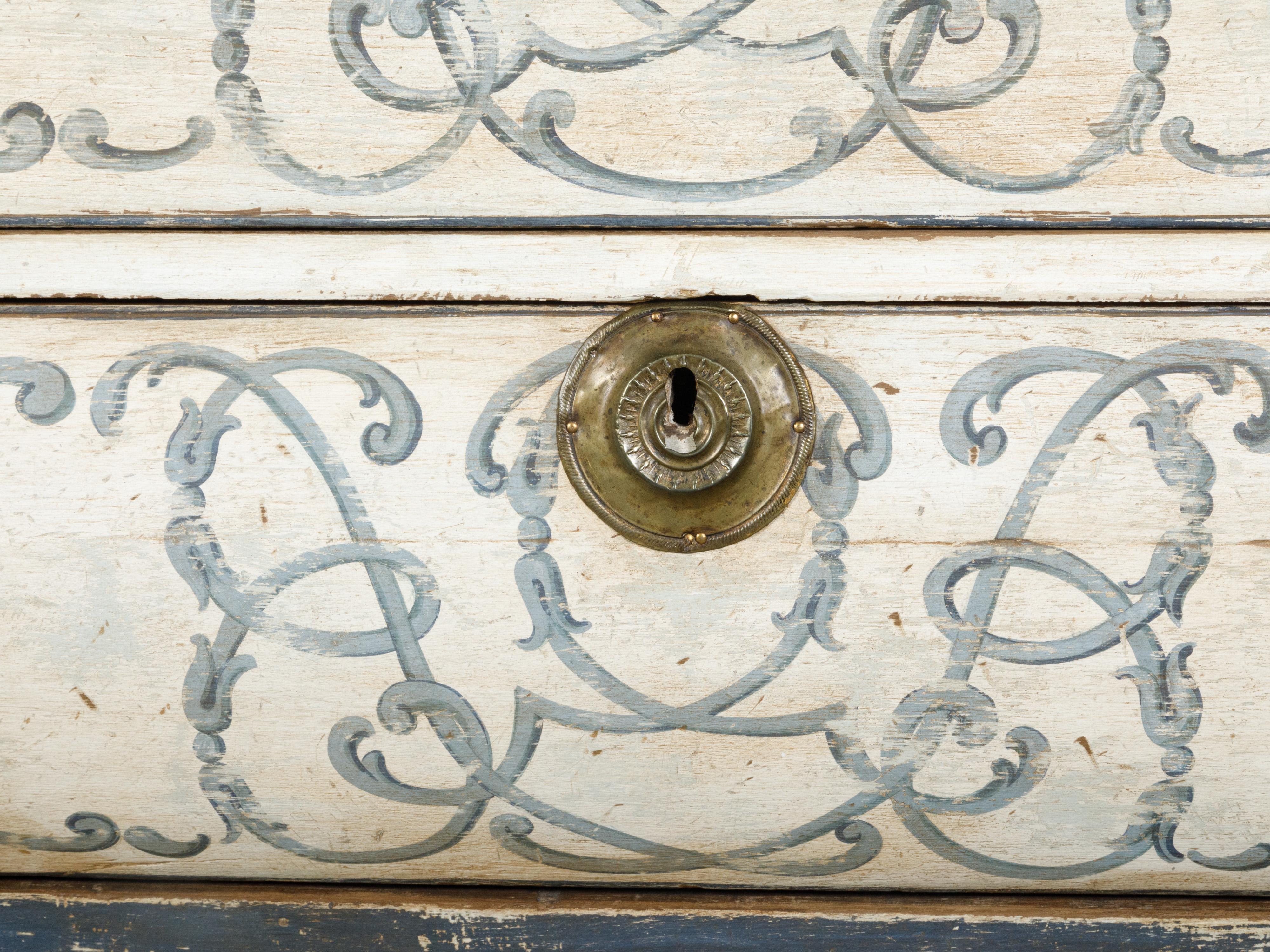 Grand cabinet hollandais en bois peint de style rococo avec portes vitrées et coffre bombé en vente 3