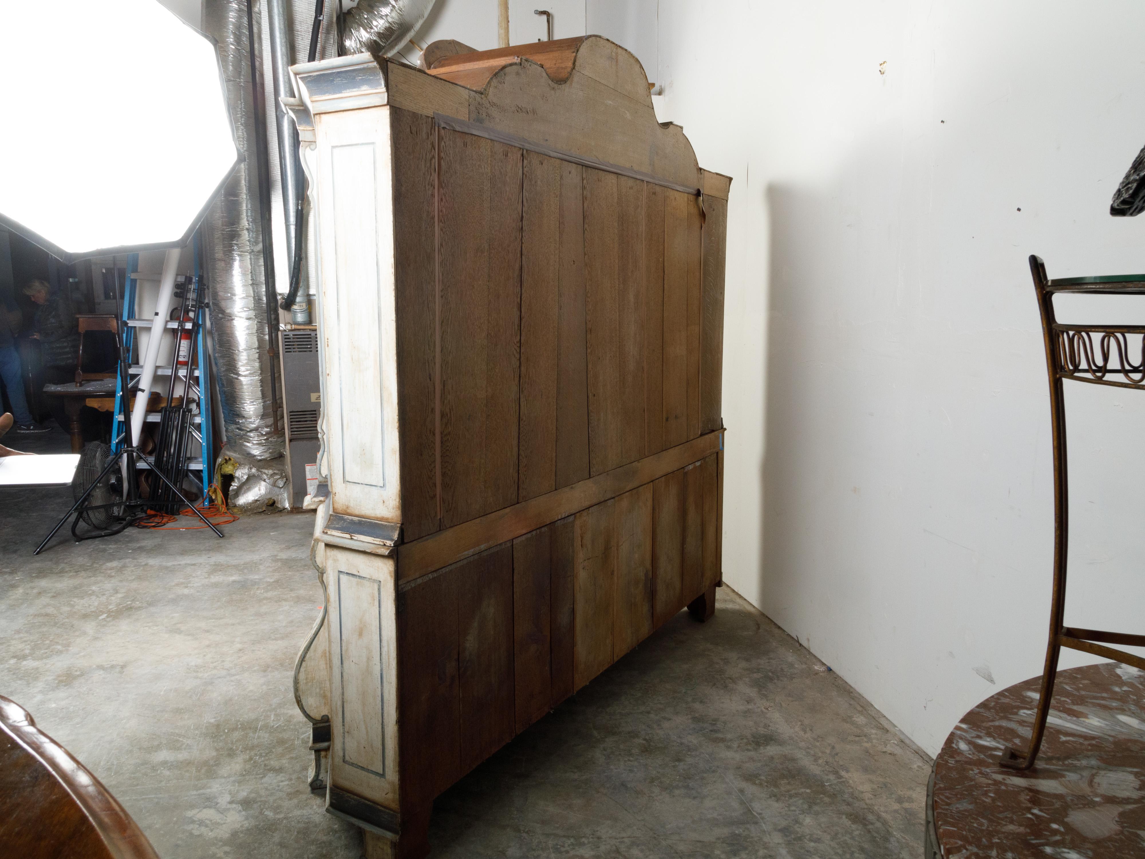 Grand cabinet hollandais en bois peint de style rococo avec portes vitrées et coffre bombé Bon état - En vente à Atlanta, GA
