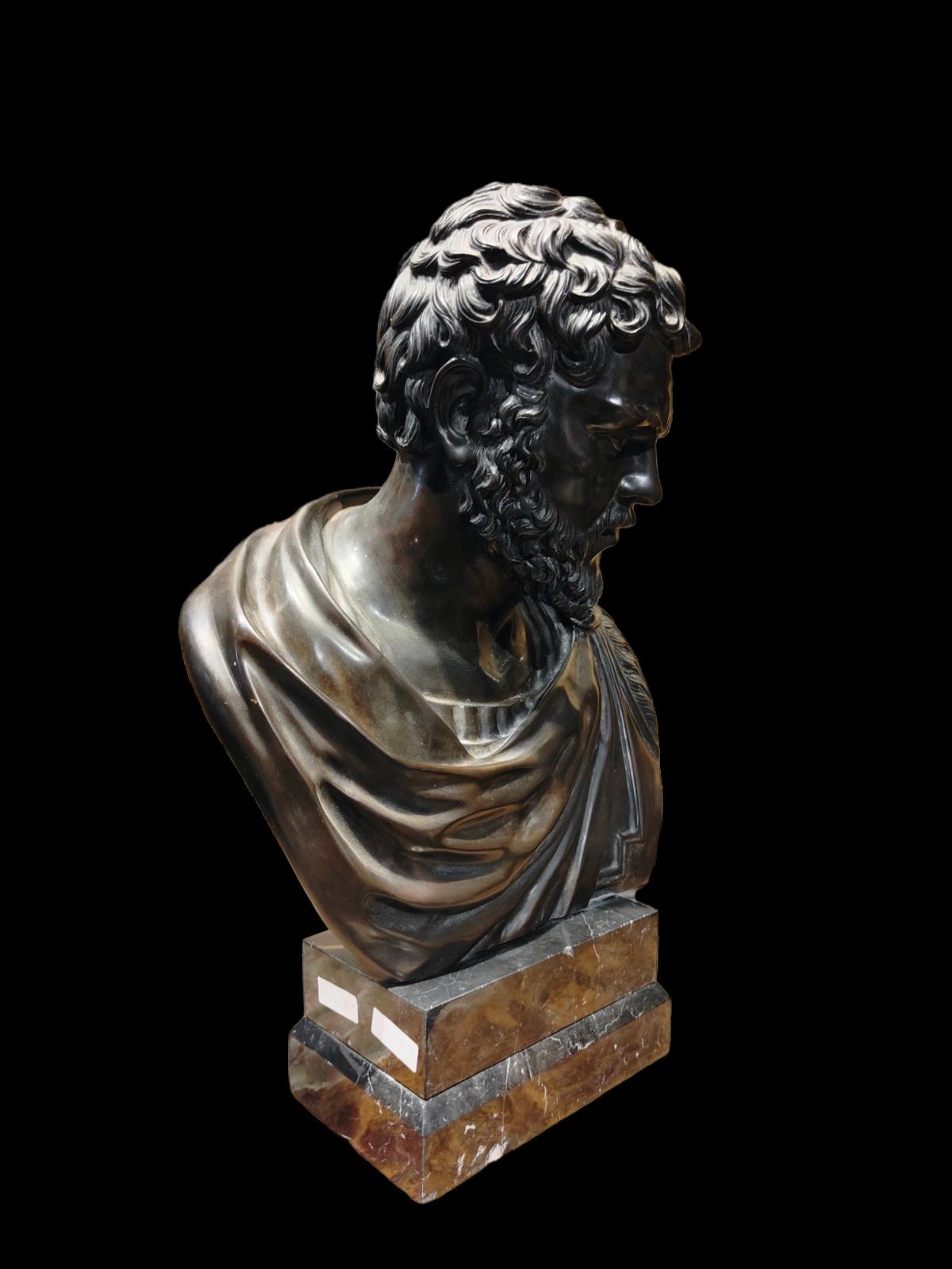 LARGE Roman bronze from the 19th century. Important bronze from the end of the 19th century roman signed S.V. The black marble base is later. Grand tour of Rome. Excellent condition of preservation. Beautiful old patina. Measures 70 x 50 x 30