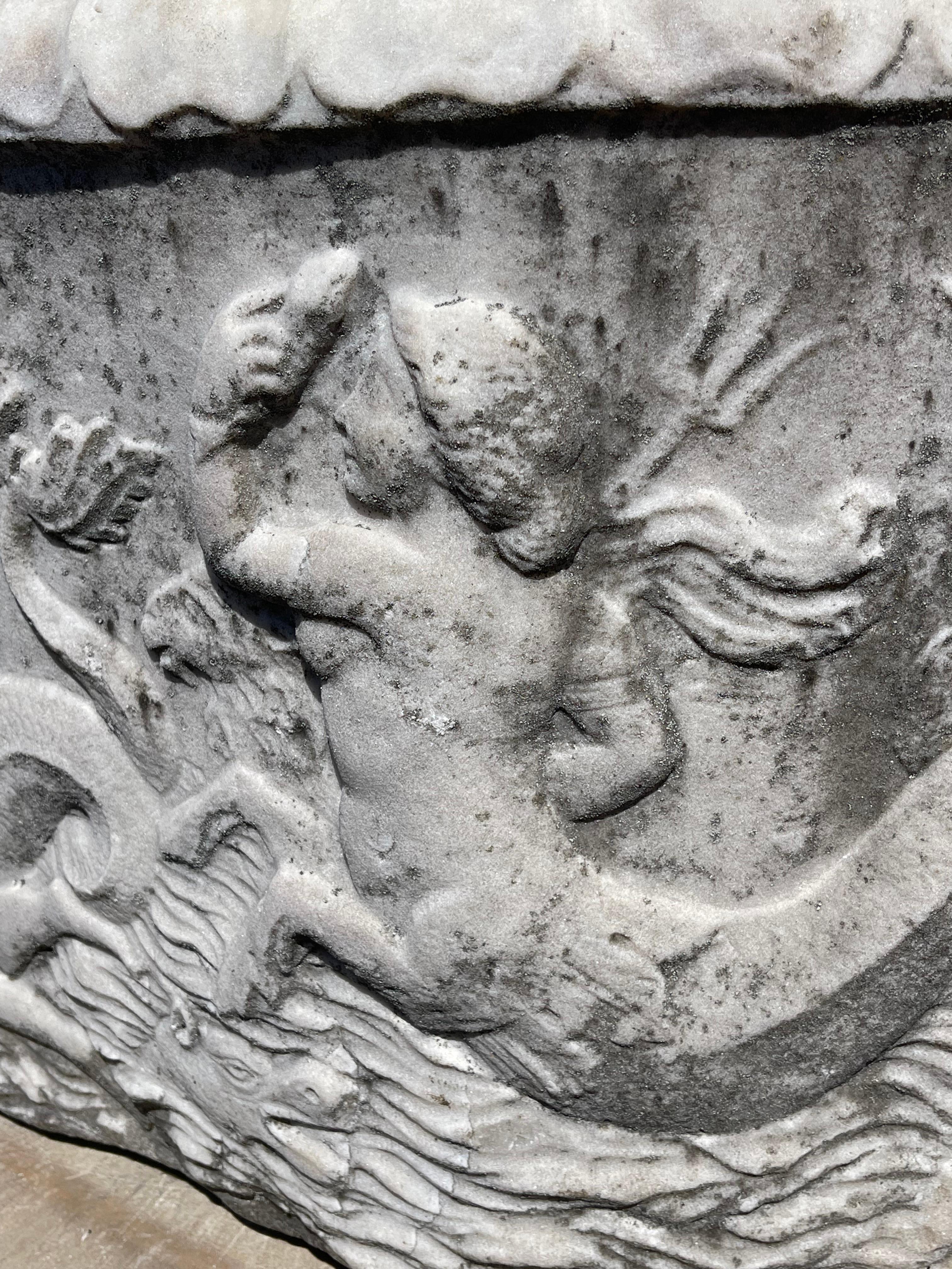 Großer neoklassizistischer Zistern oder Pflanzgefäß aus römischem Marmor aus dem Schloss Carcassonne im Angebot 3