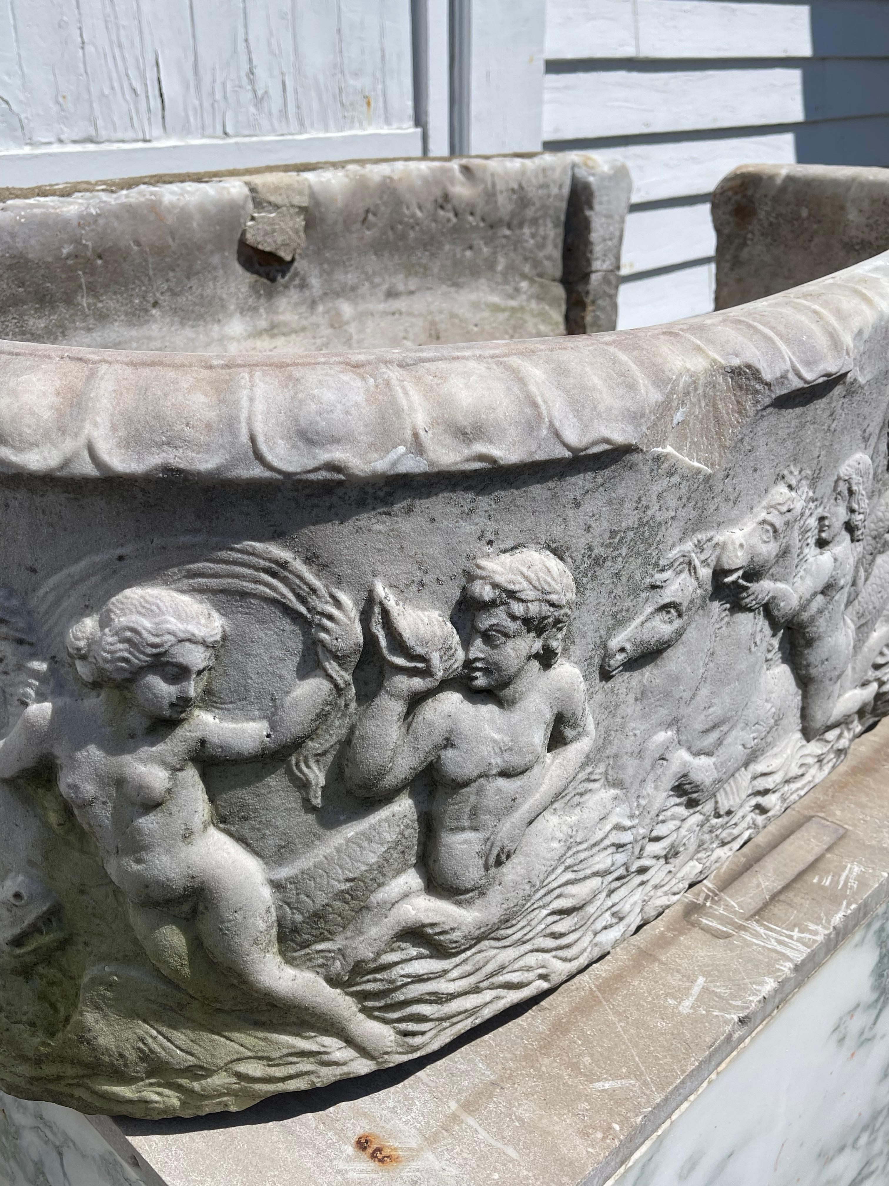 Großer neoklassizistischer Zistern oder Pflanzgefäß aus römischem Marmor aus dem Schloss Carcassonne im Zustand „Relativ gut“ im Angebot in Essex, MA