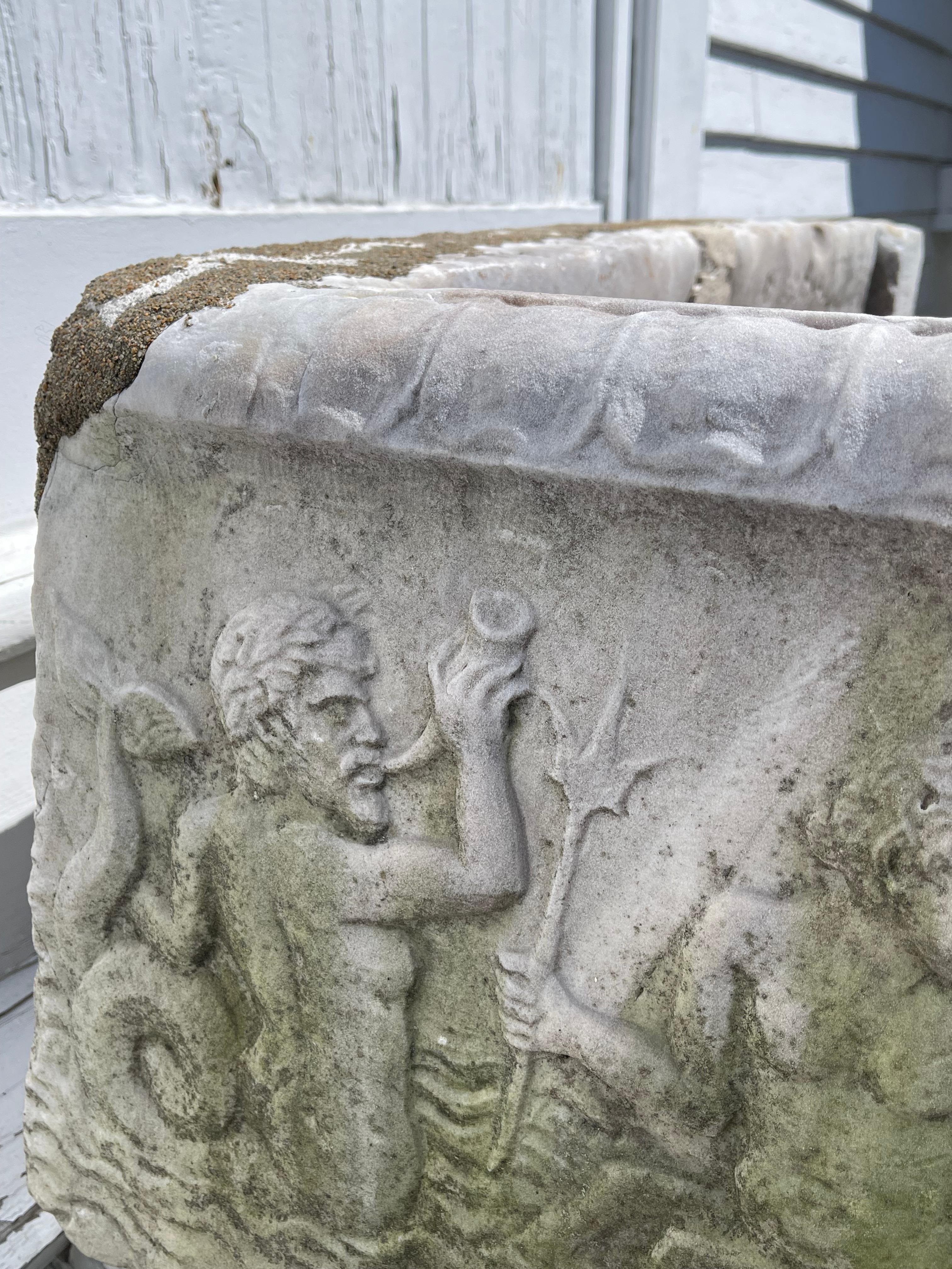 Großer neoklassizistischer Zistern oder Pflanzgefäß aus römischem Marmor aus dem Schloss Carcassonne (19. Jahrhundert) im Angebot