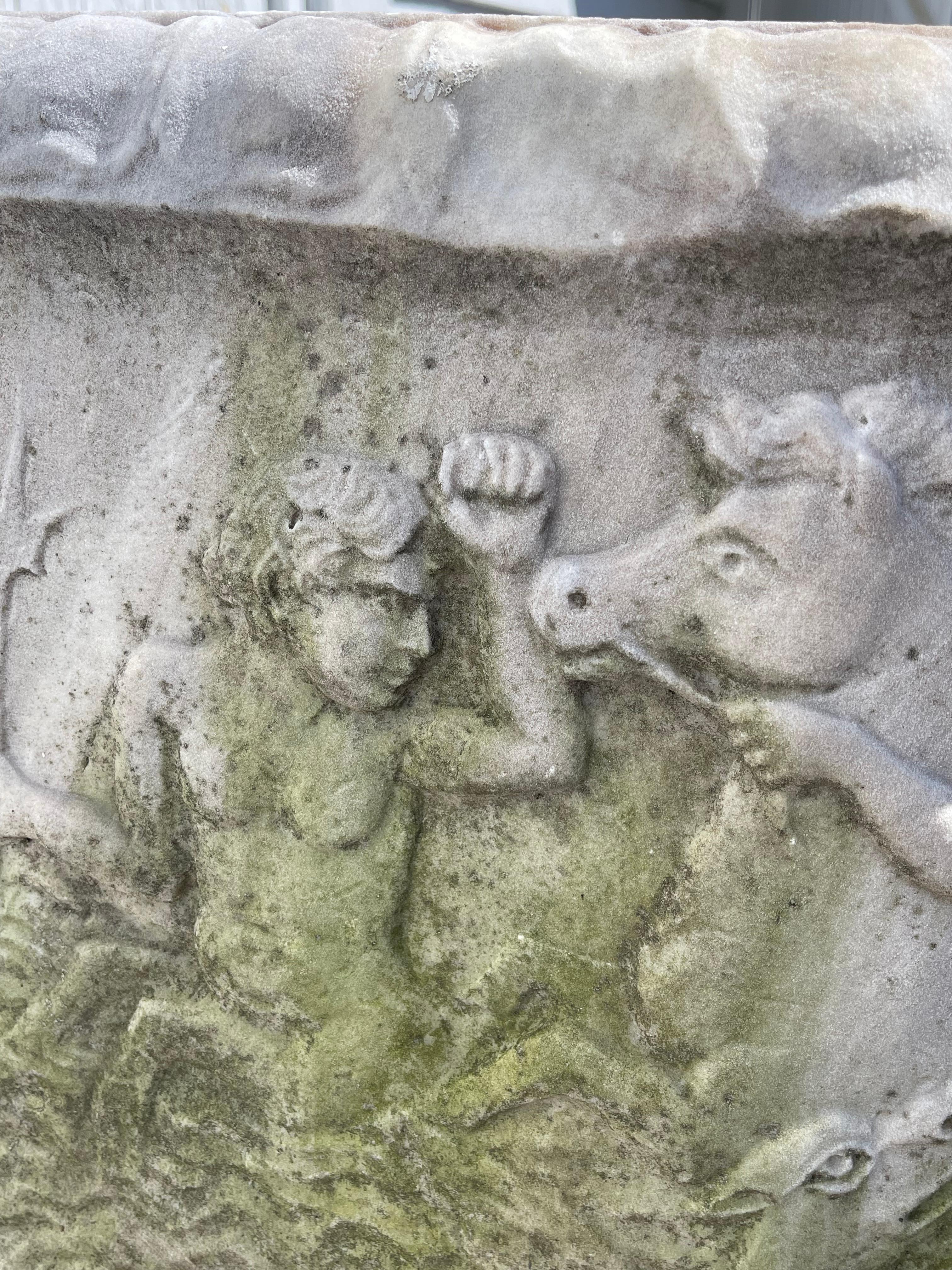 Großer neoklassizistischer Zistern oder Pflanzgefäß aus römischem Marmor aus dem Schloss Carcassonne im Angebot 1