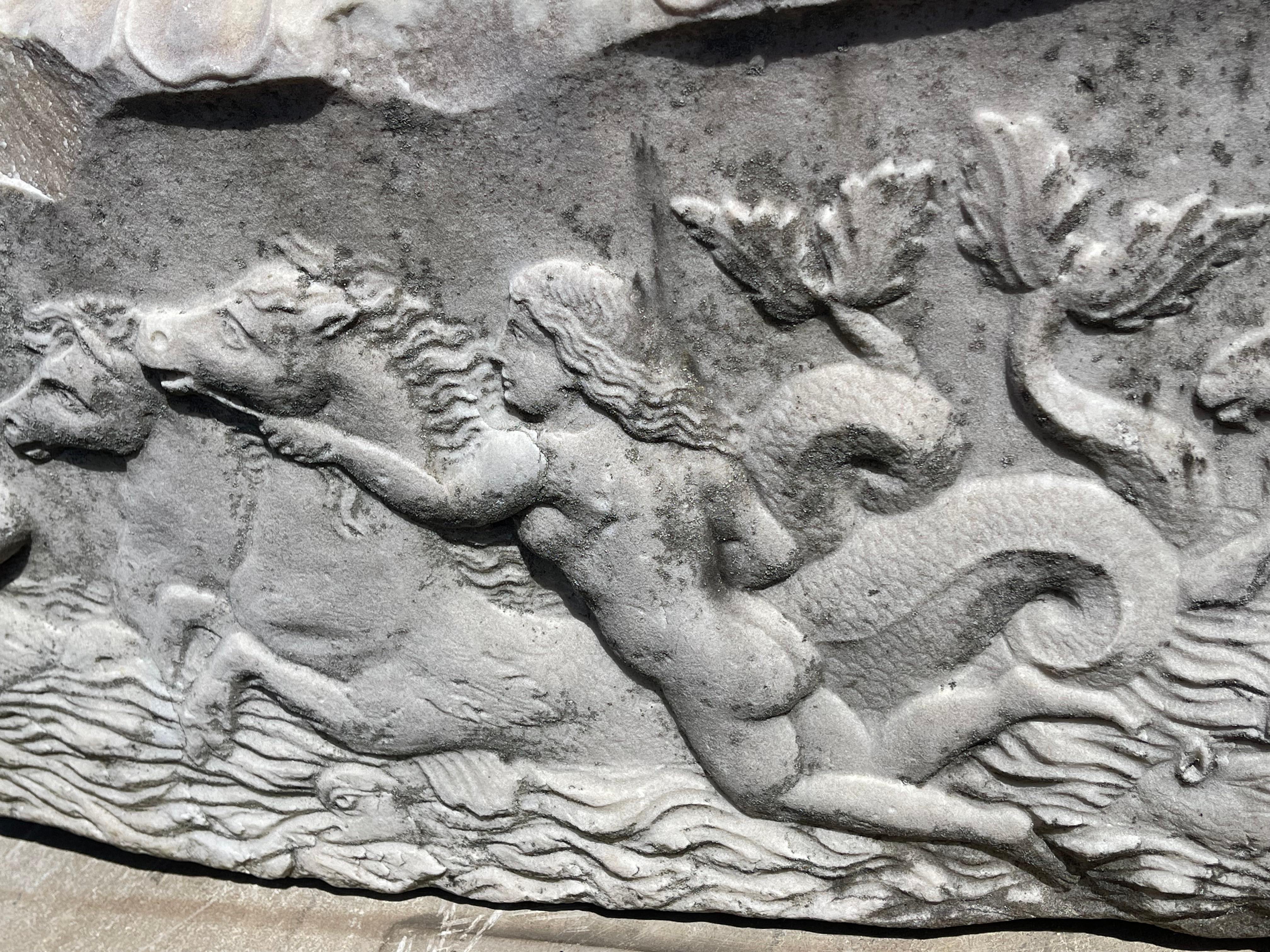 Großer neoklassizistischer Zistern oder Pflanzgefäß aus römischem Marmor aus dem Schloss Carcassonne im Angebot 2