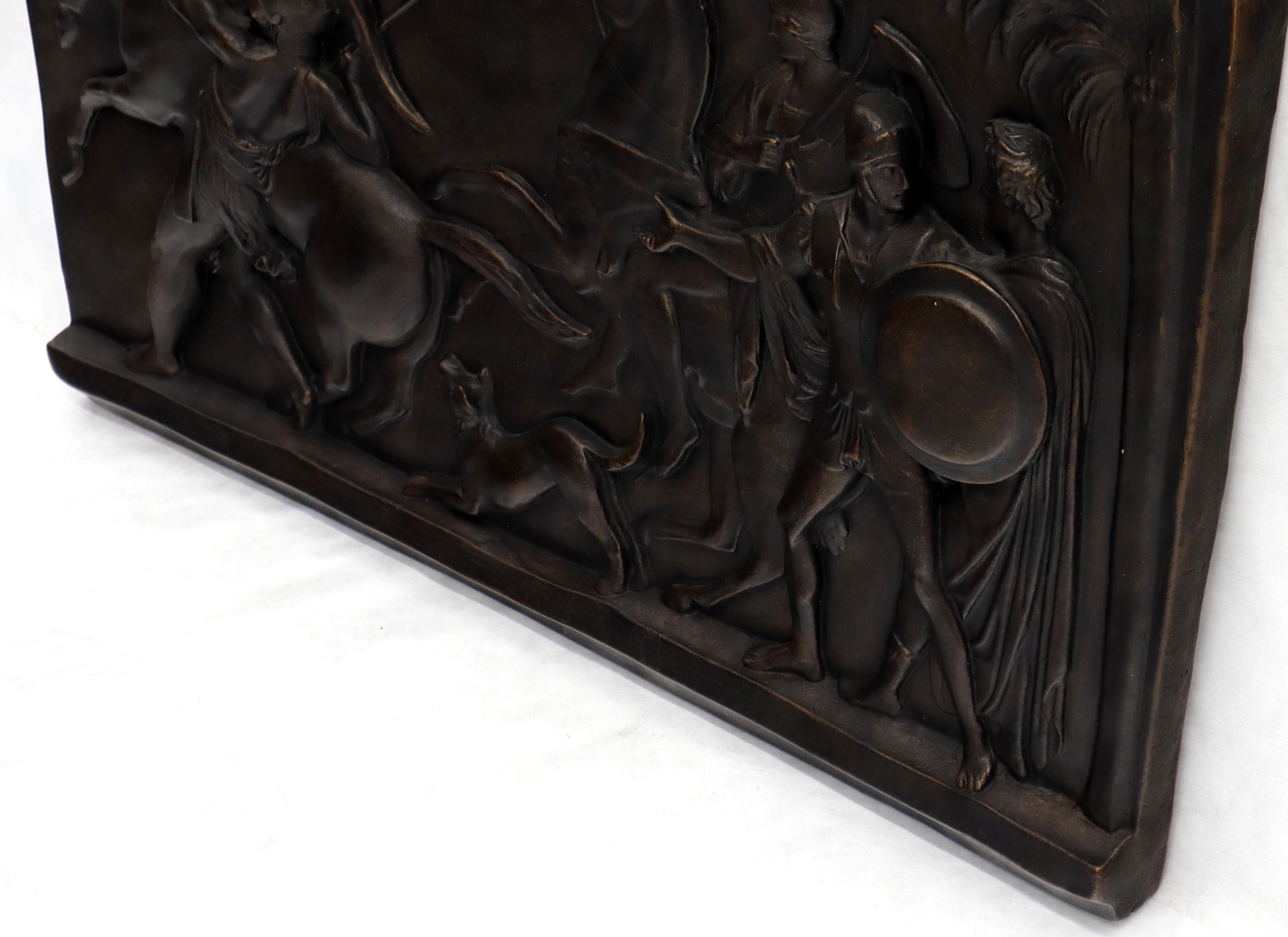 Große große römische oder griechische Schlachtszene schwere Glasfaser Plakette Bronze Patina im Zustand „Hervorragend“ im Angebot in Rockaway, NJ
