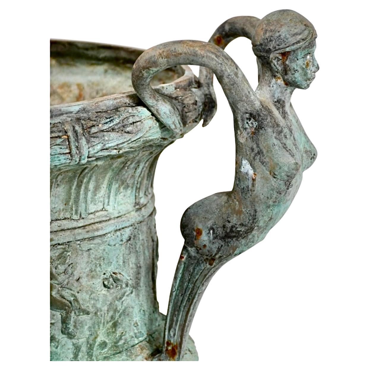 Neoclassico Vaso in bronzo figurato di grandi dimensioni in stile romano in vendita
