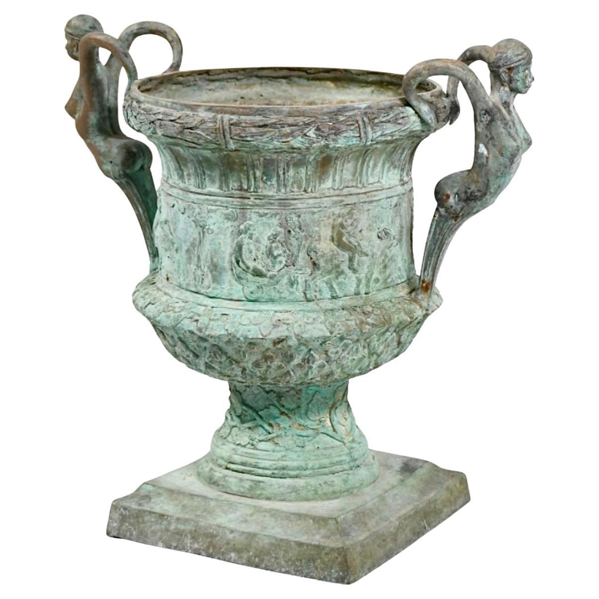 Vaso in bronzo figurato di grandi dimensioni in stile romano In condizioni buone in vendita a Bradenton, FL