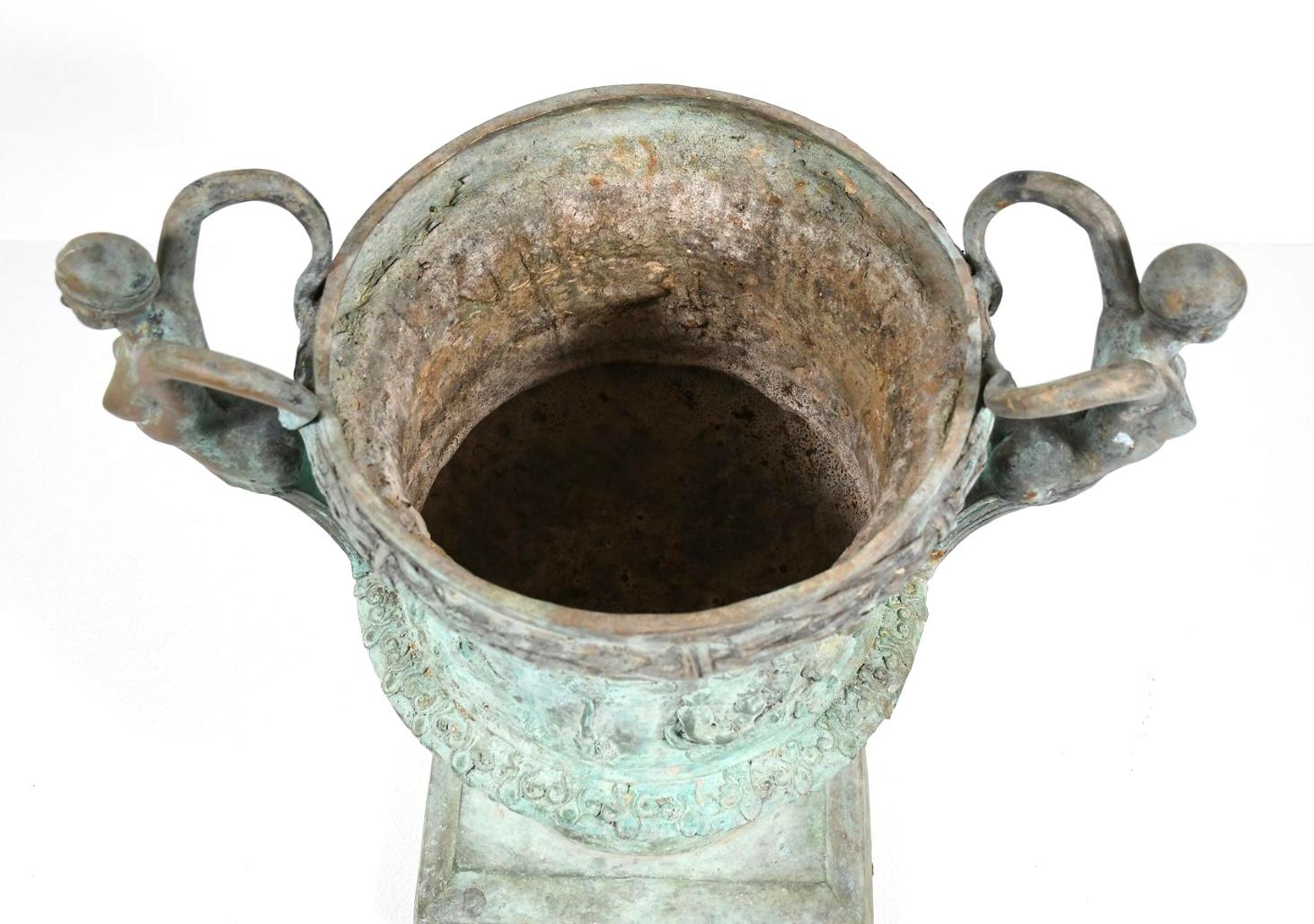 XX secolo Vaso in bronzo figurato di grandi dimensioni in stile romano in vendita