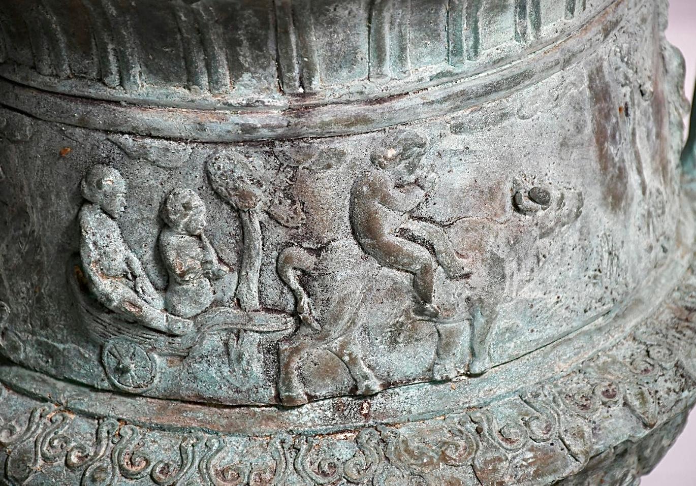 Francese Vaso in bronzo figurato di grandi dimensioni in stile romano in vendita