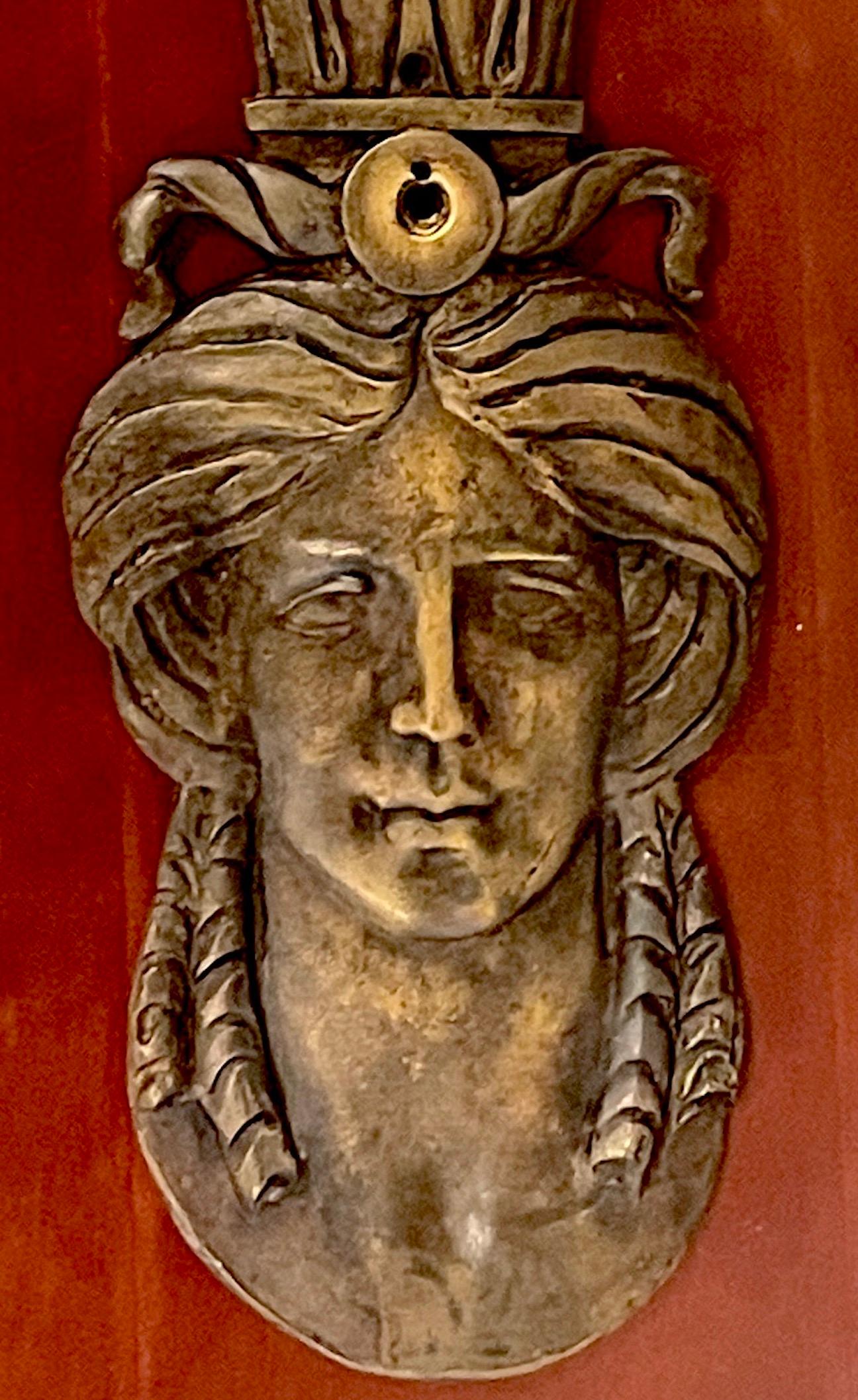 20ième siècle Grand élément architectural figuratif en bronze de style romain  en vente